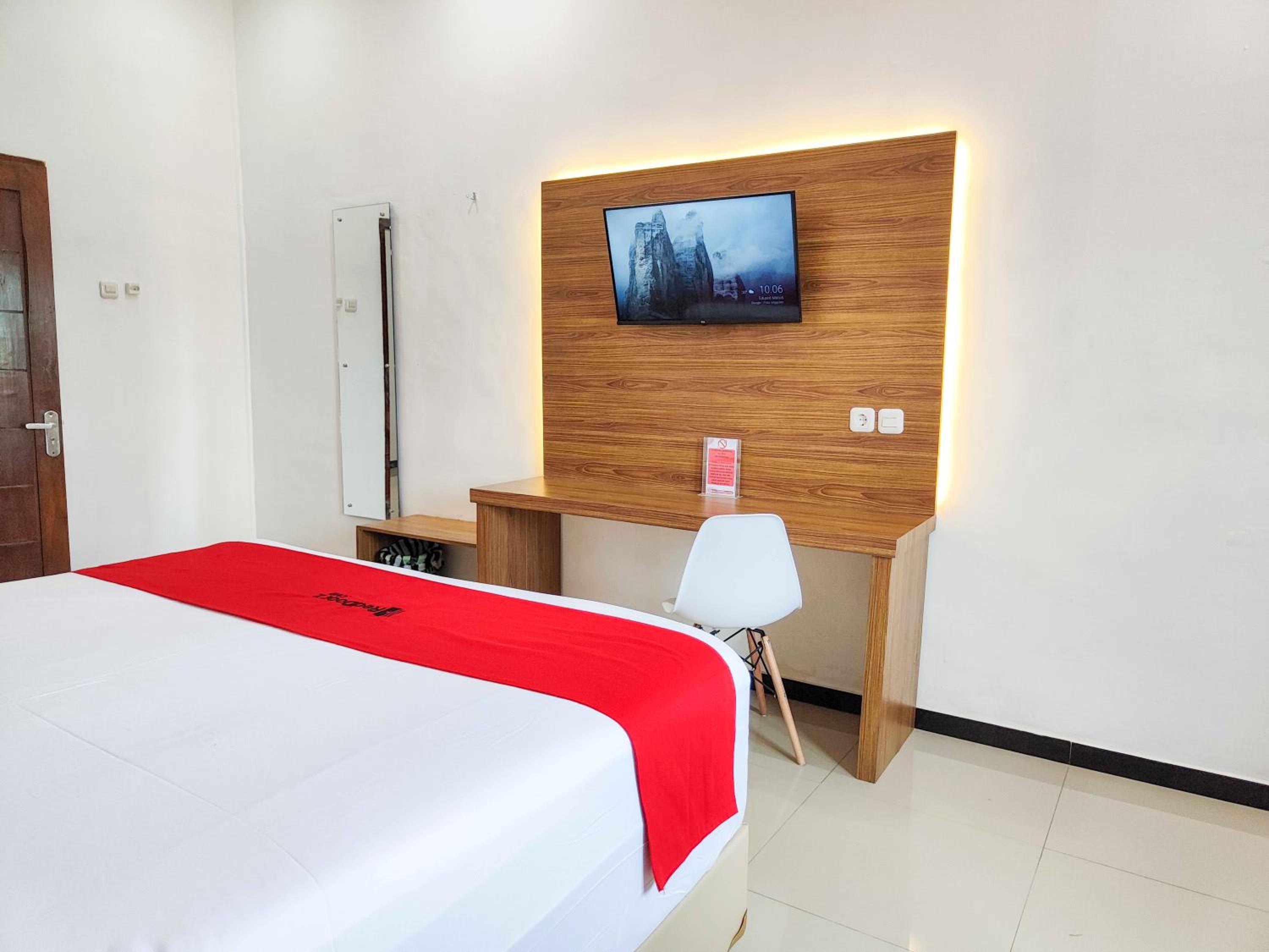 Deluxe Room - Photo 13