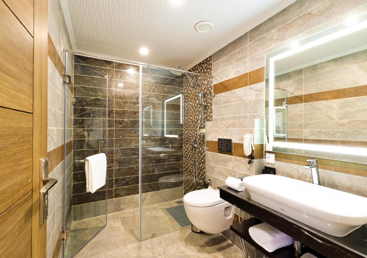 Deluxe Mountain View Room with Private Balcony photo 2