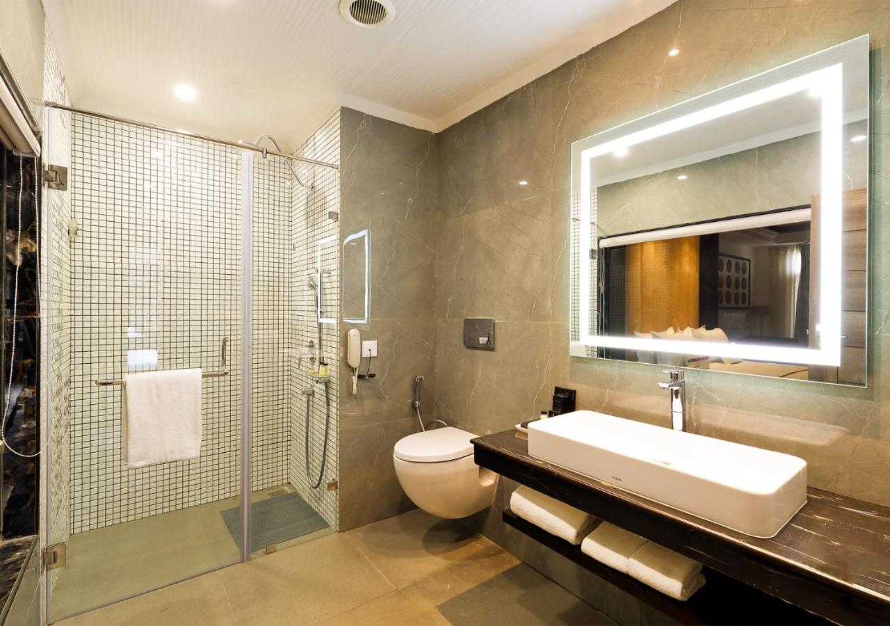 Executive Mountain View Suite with Private Balcony photo 2
