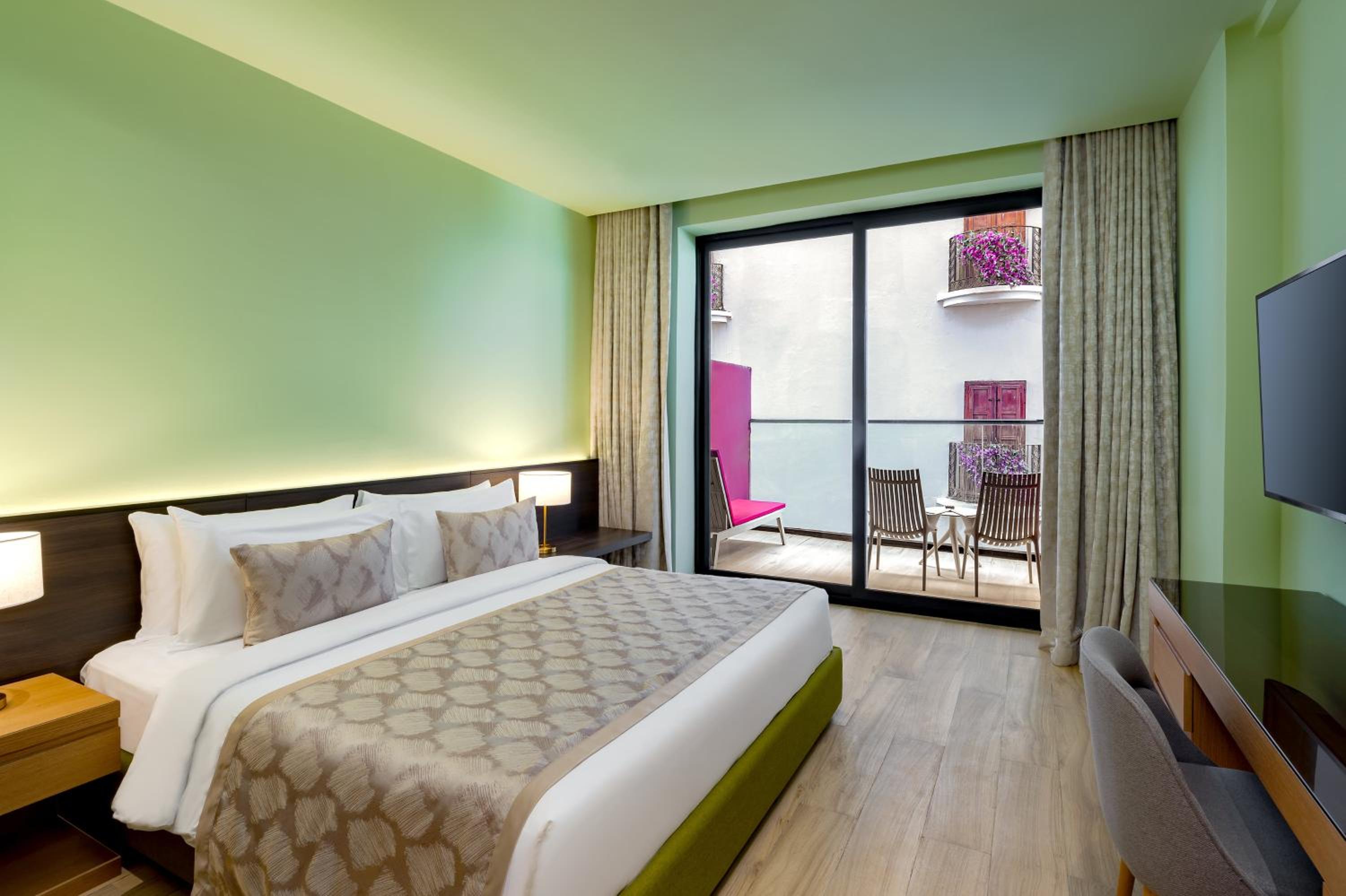Premium King Room with Raining Street View