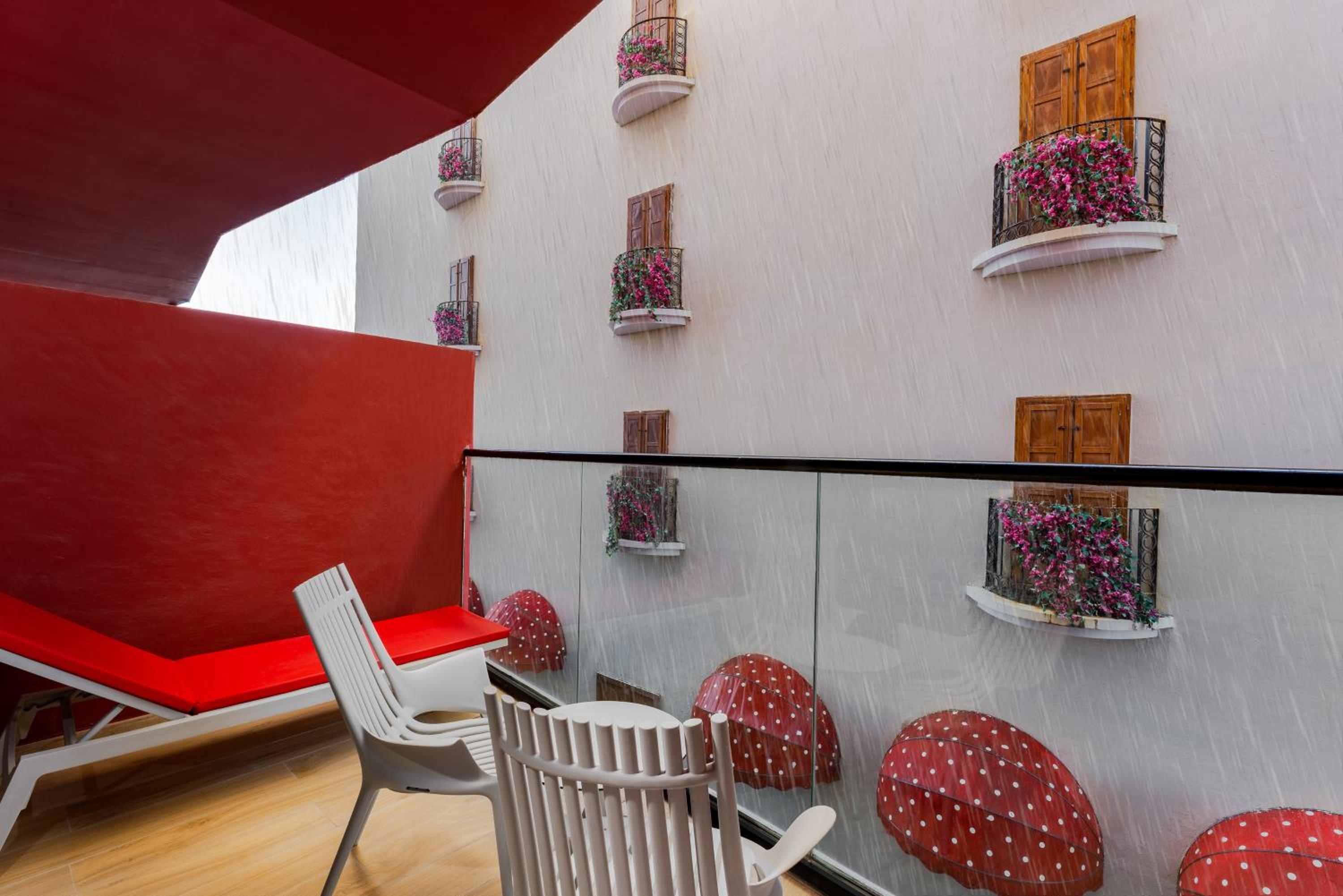 Premium Twin Room with Raining Street View