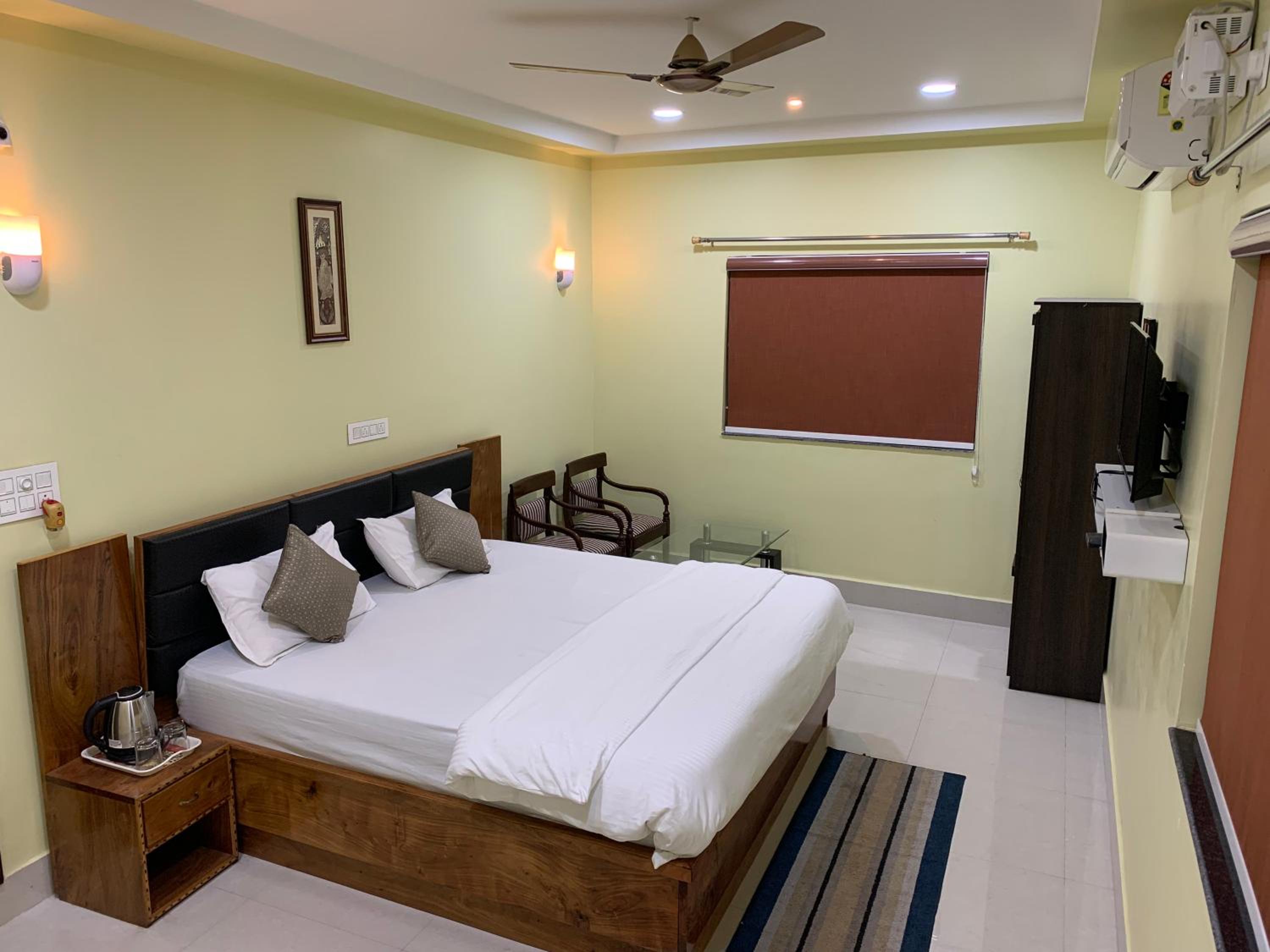 Deluxe Double Room (2 Adults + 1 Child)