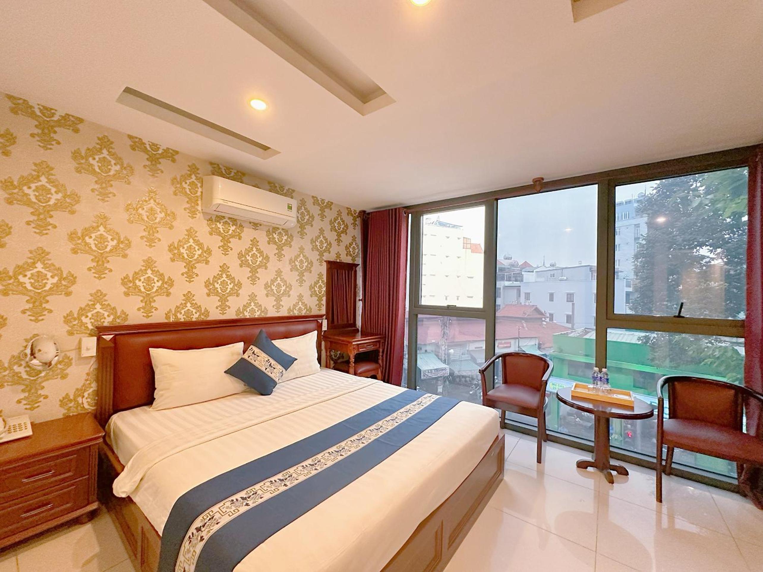 Deluxe Queen Room