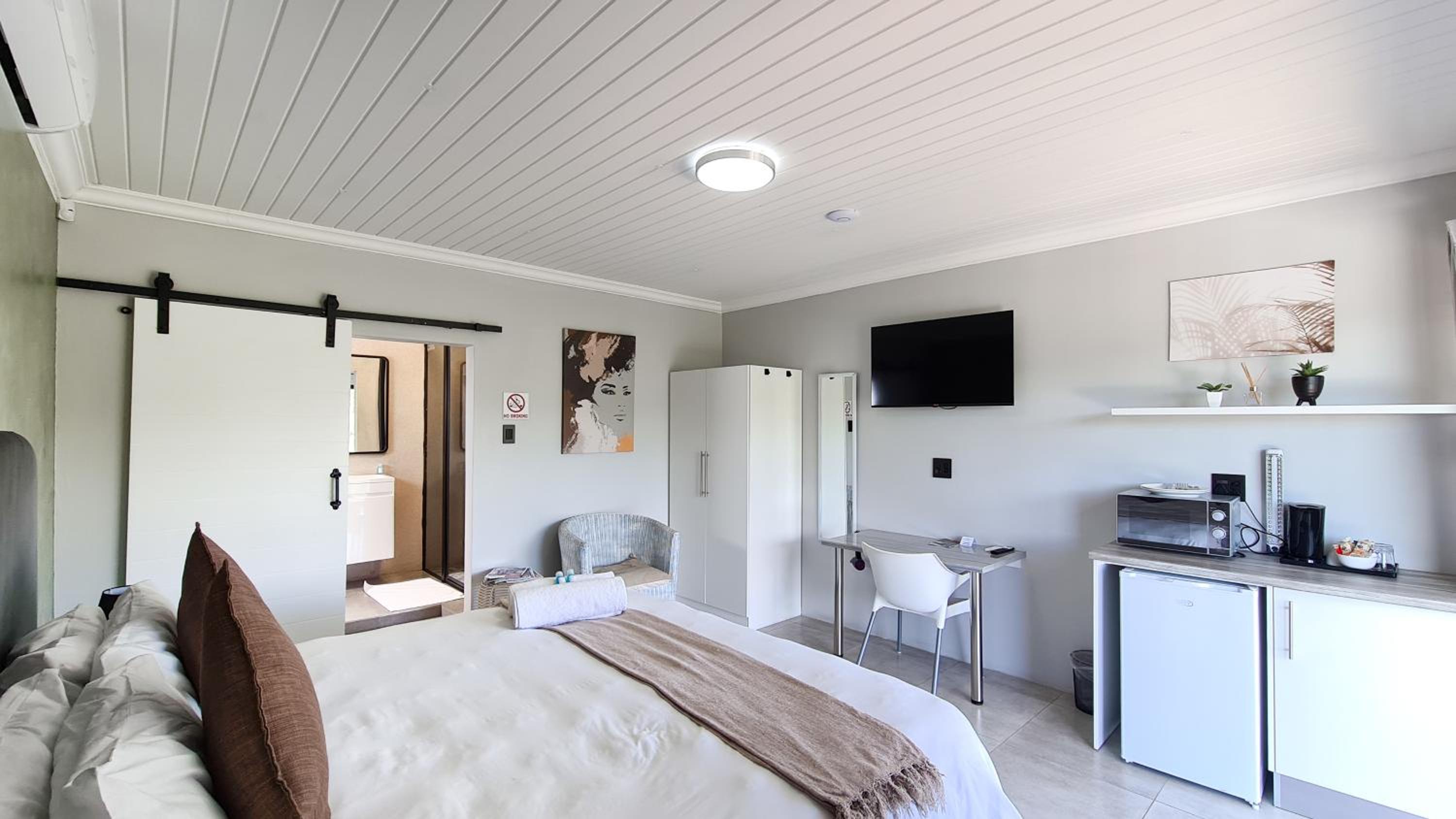 King Room with Garden View - Photo 11