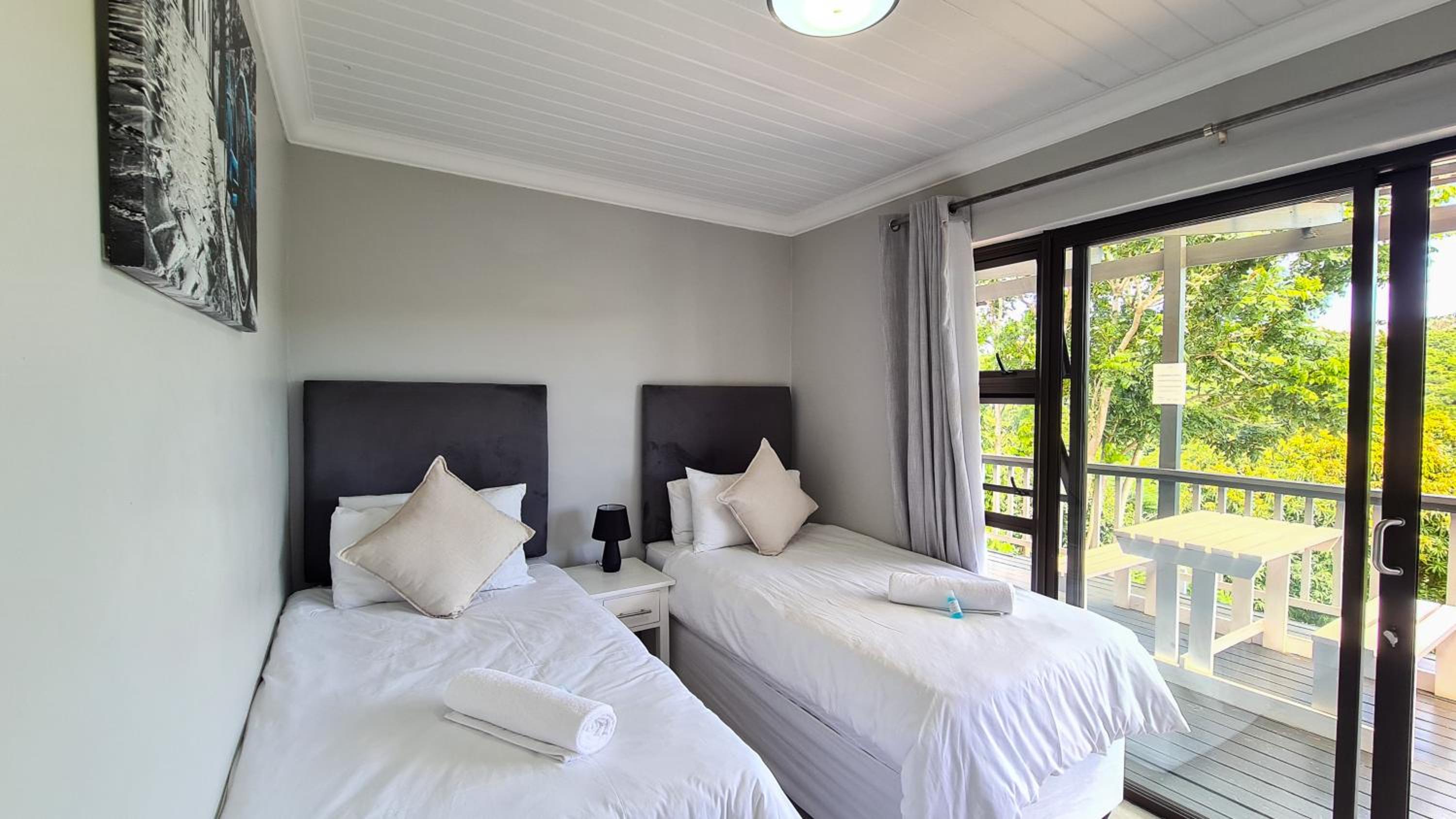 Family Room with Garden View - Photo 2