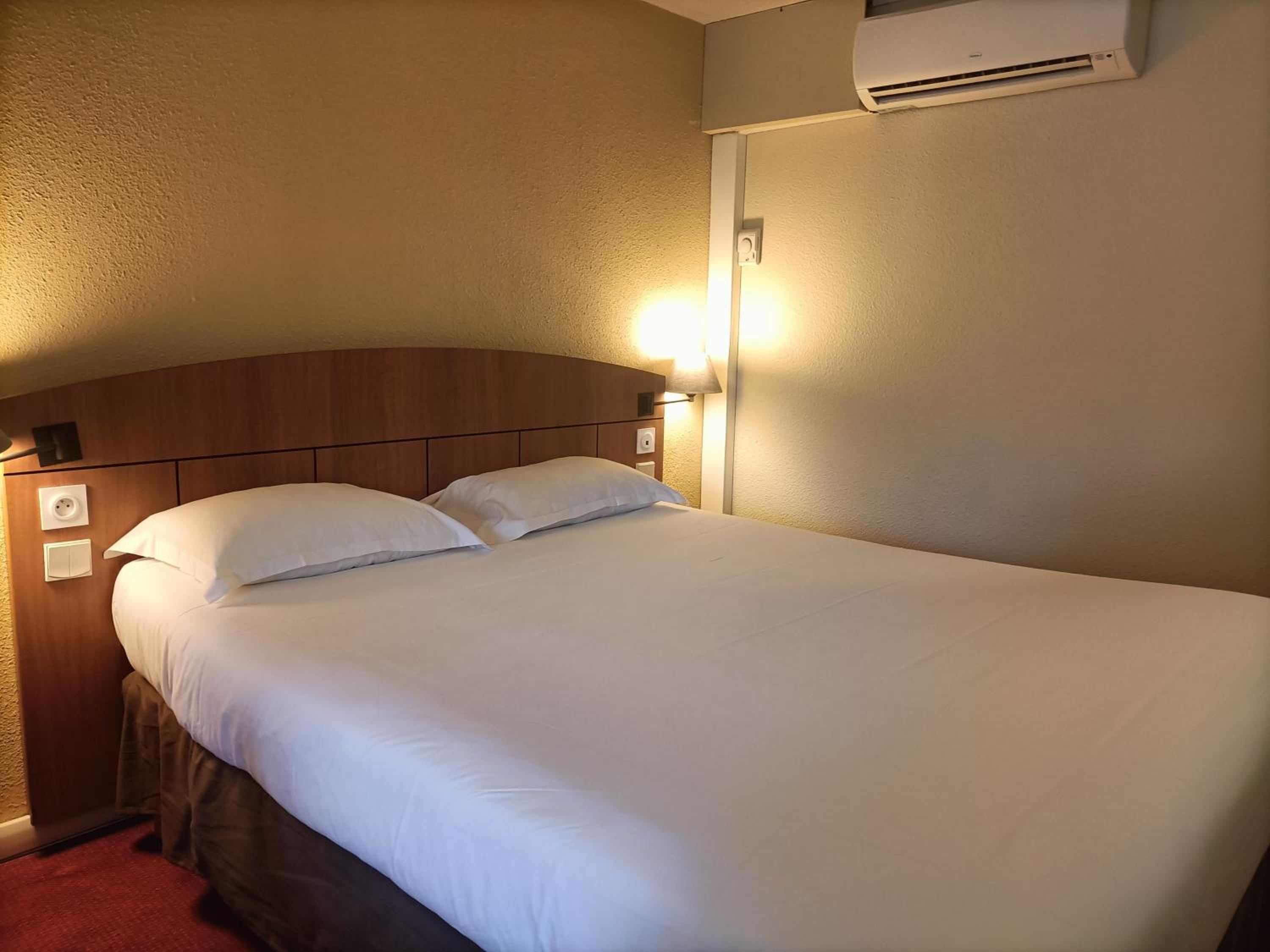 Double Room with One Double Bed - Photo 9