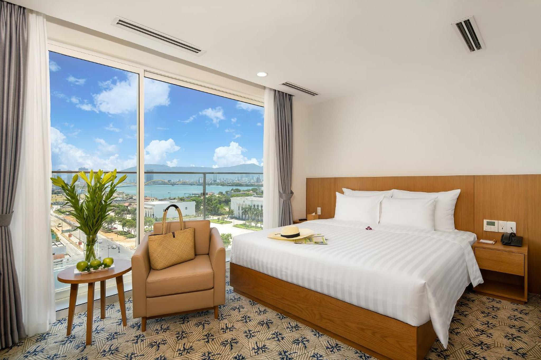 Deluxe Double Room with Balcony and Han River view
