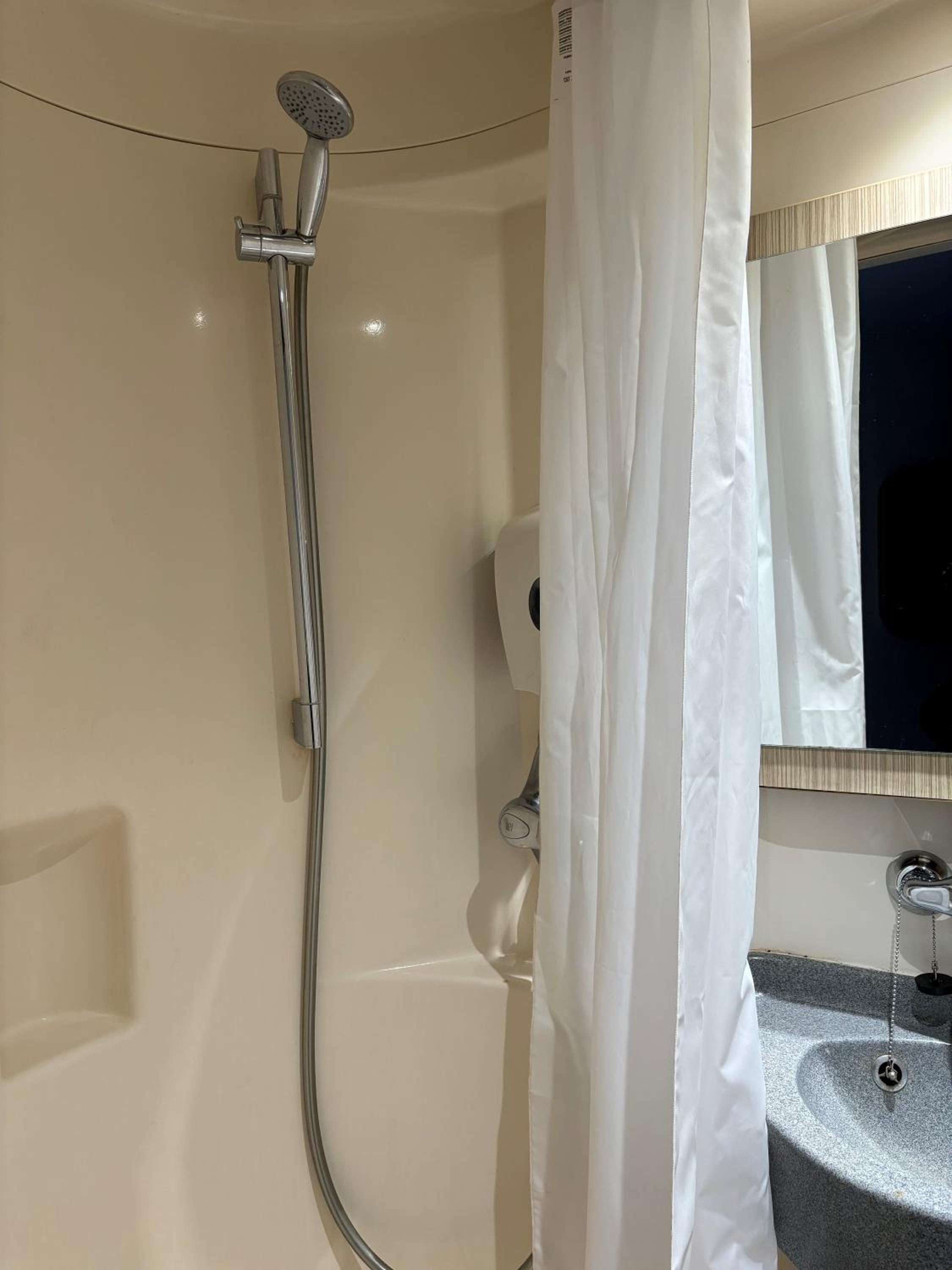 Triple Room (1 Double Bed + 1 Single Bed) - Photo 8