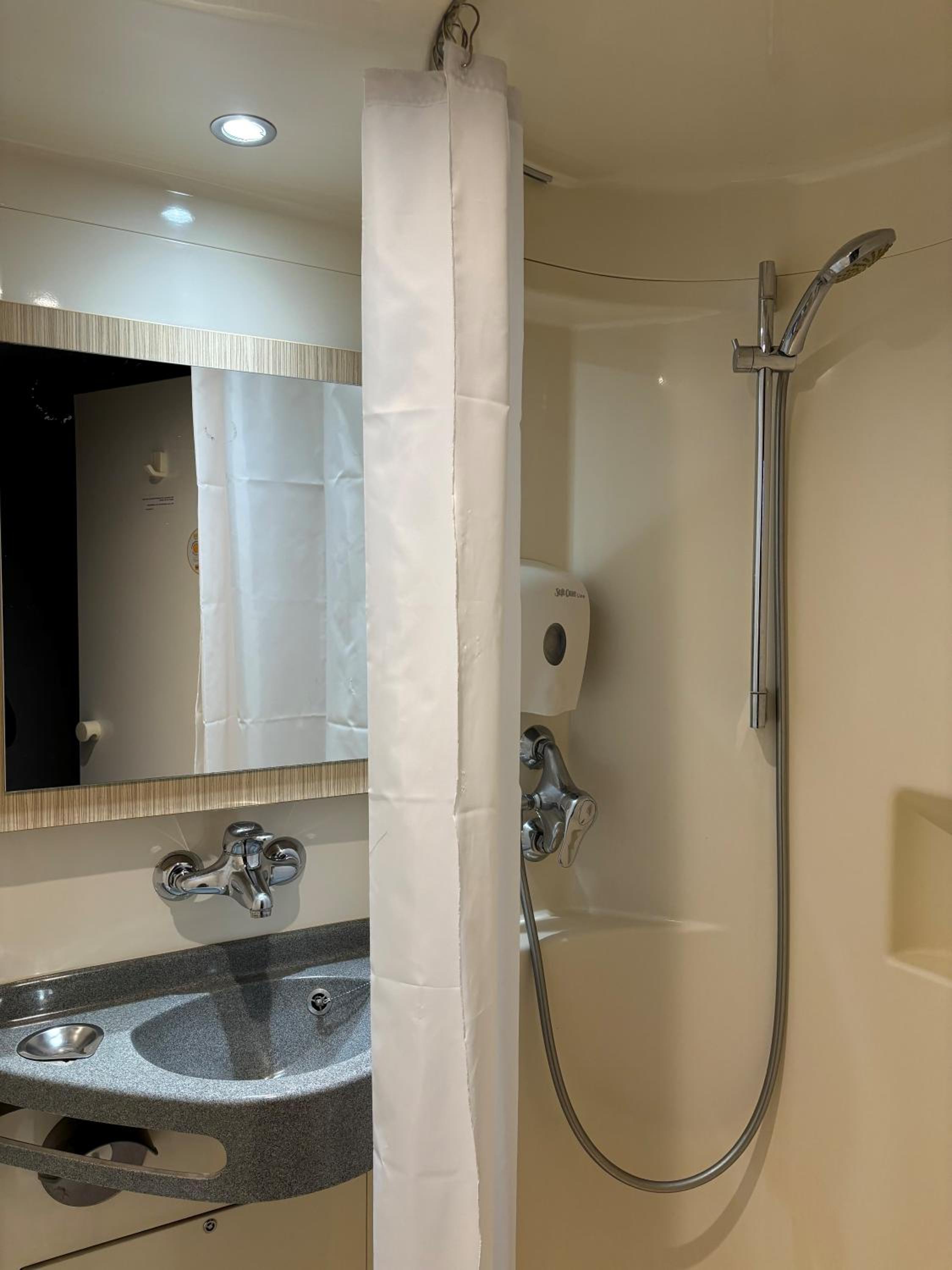 Triple Room (1 Double Bed + 1 Single Bed) - Photo 10