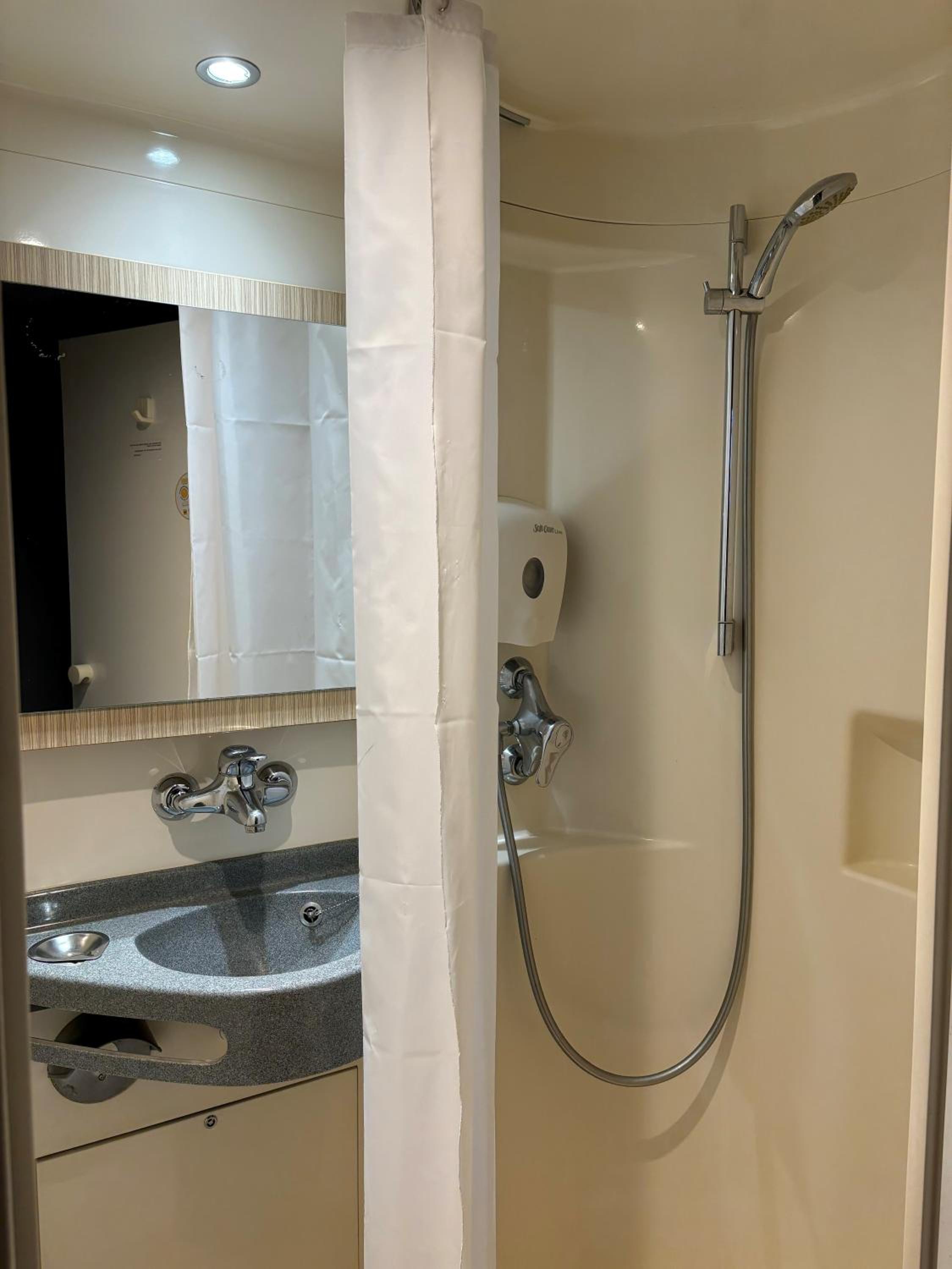 Triple Room (1 Double Bed + 1 Single Bed) - Photo 4