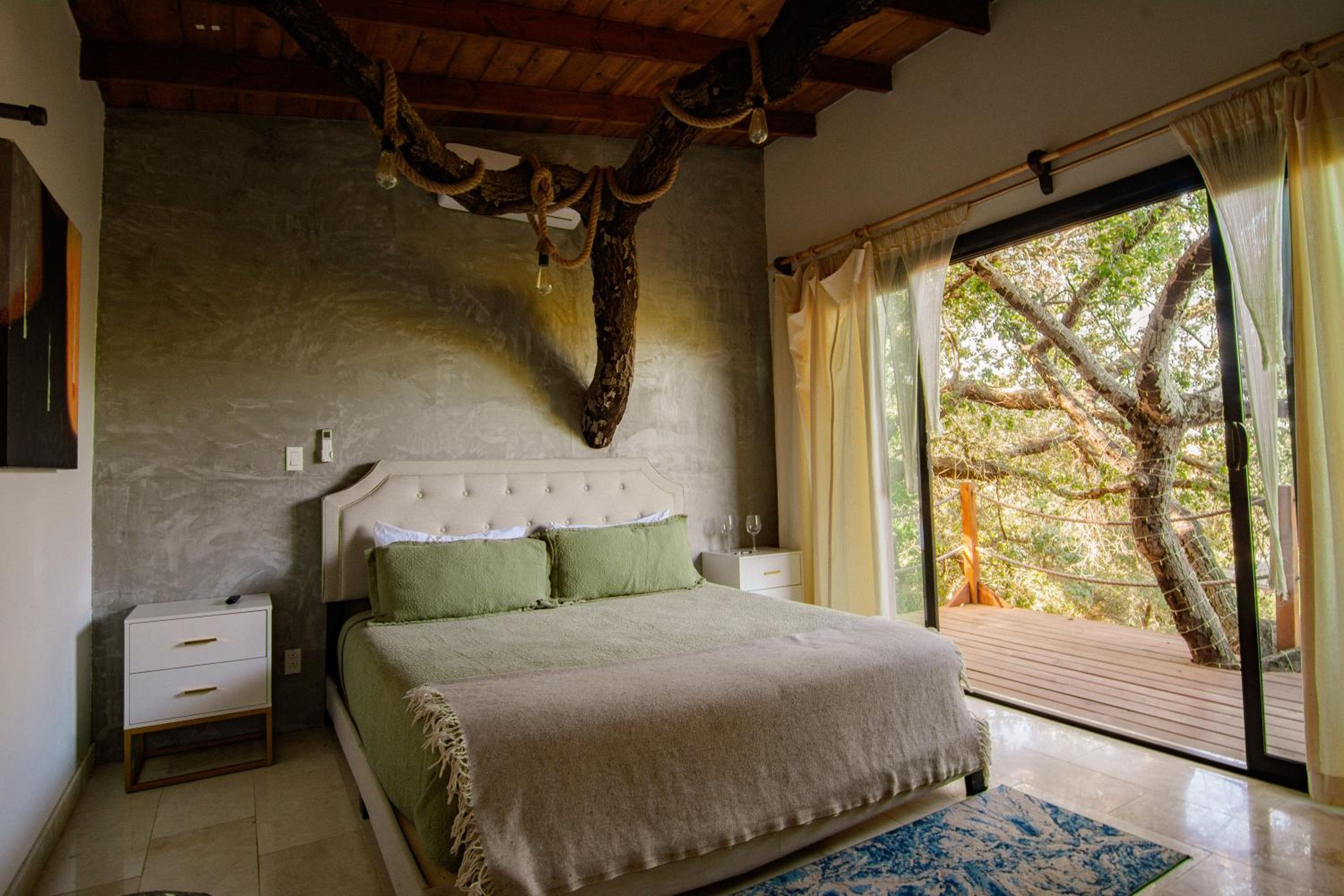 King Room with Balcony - Photo 2