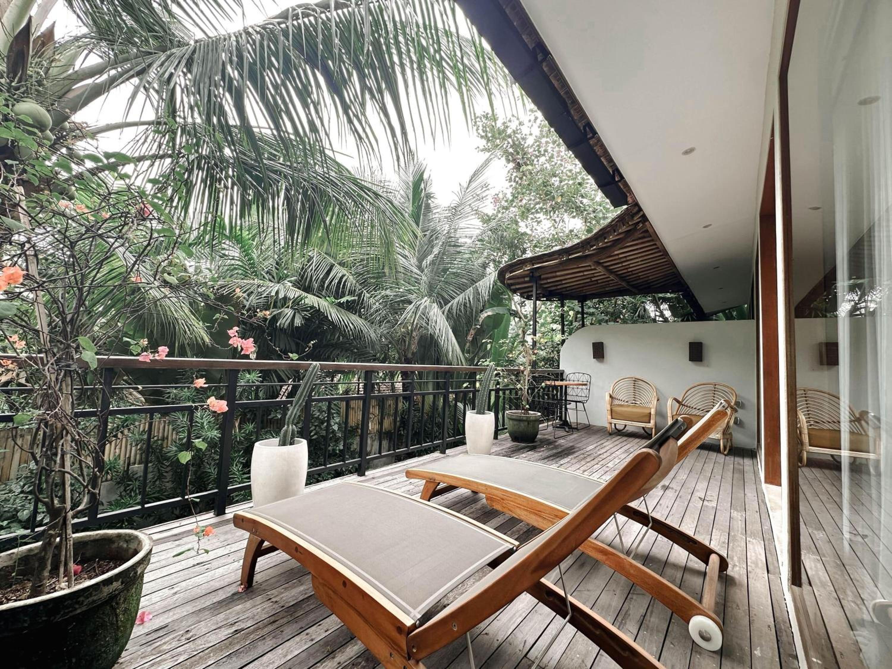 Deluxe Teak Room with Balcony thumbnail 6