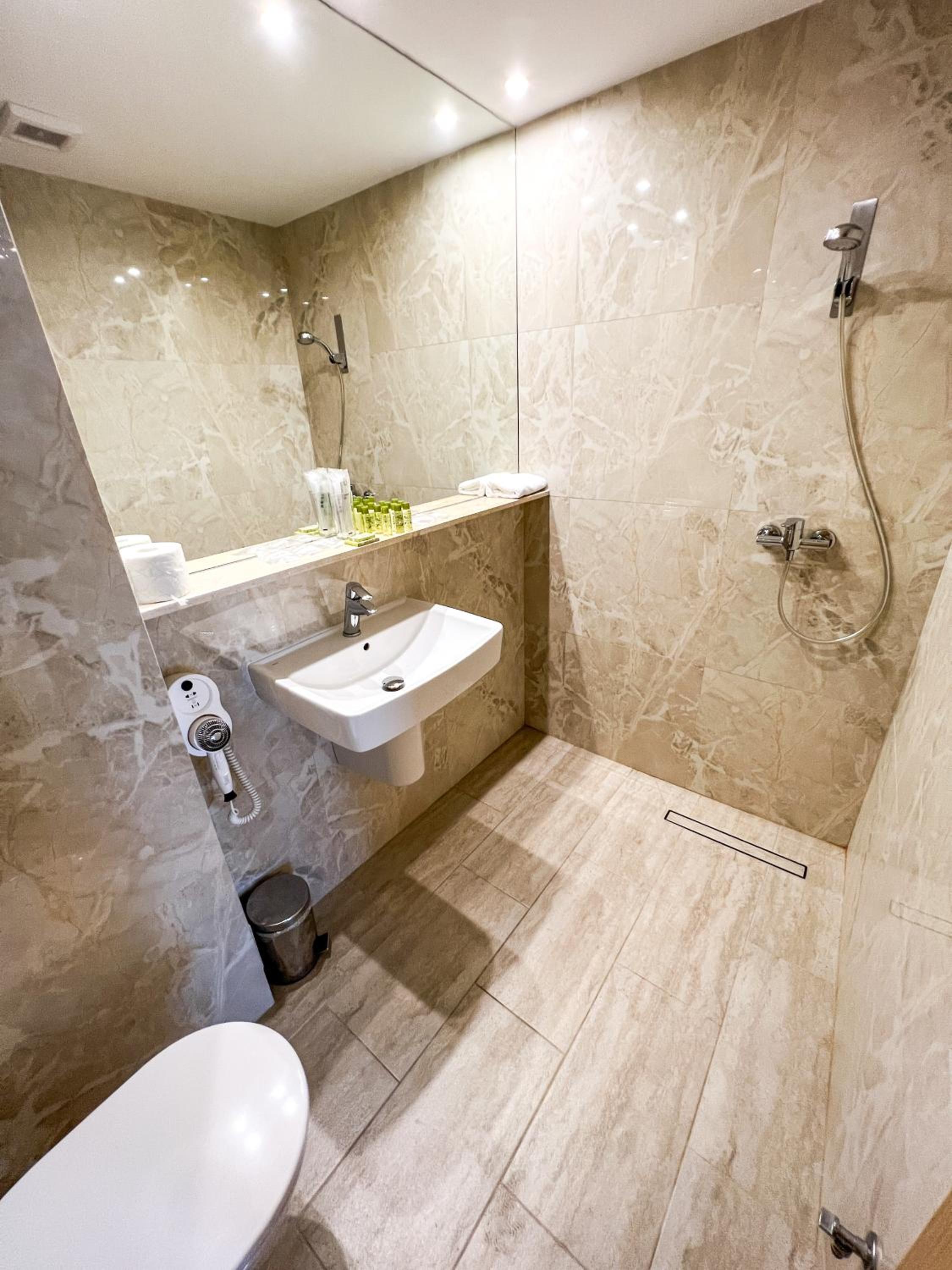 Budget Triple Room - Photo 11