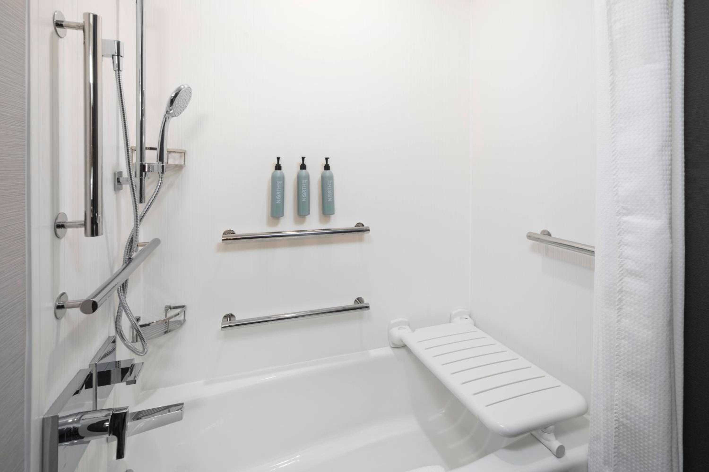 Queen Room with Two Queen Beds and Adapted Tub - Mobility Accessible - Photo 1