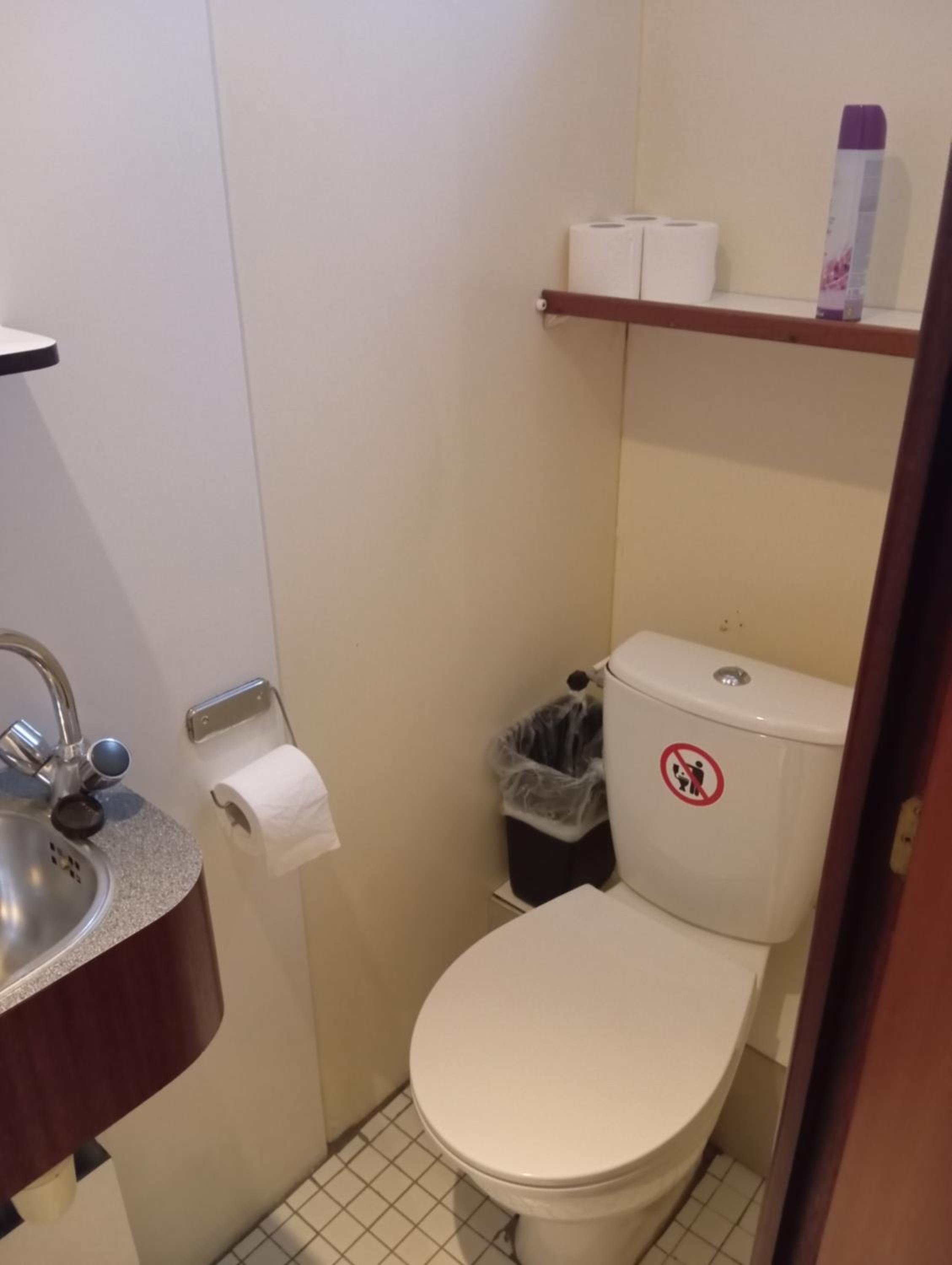 Twin Room with Private Bathroom photo 3