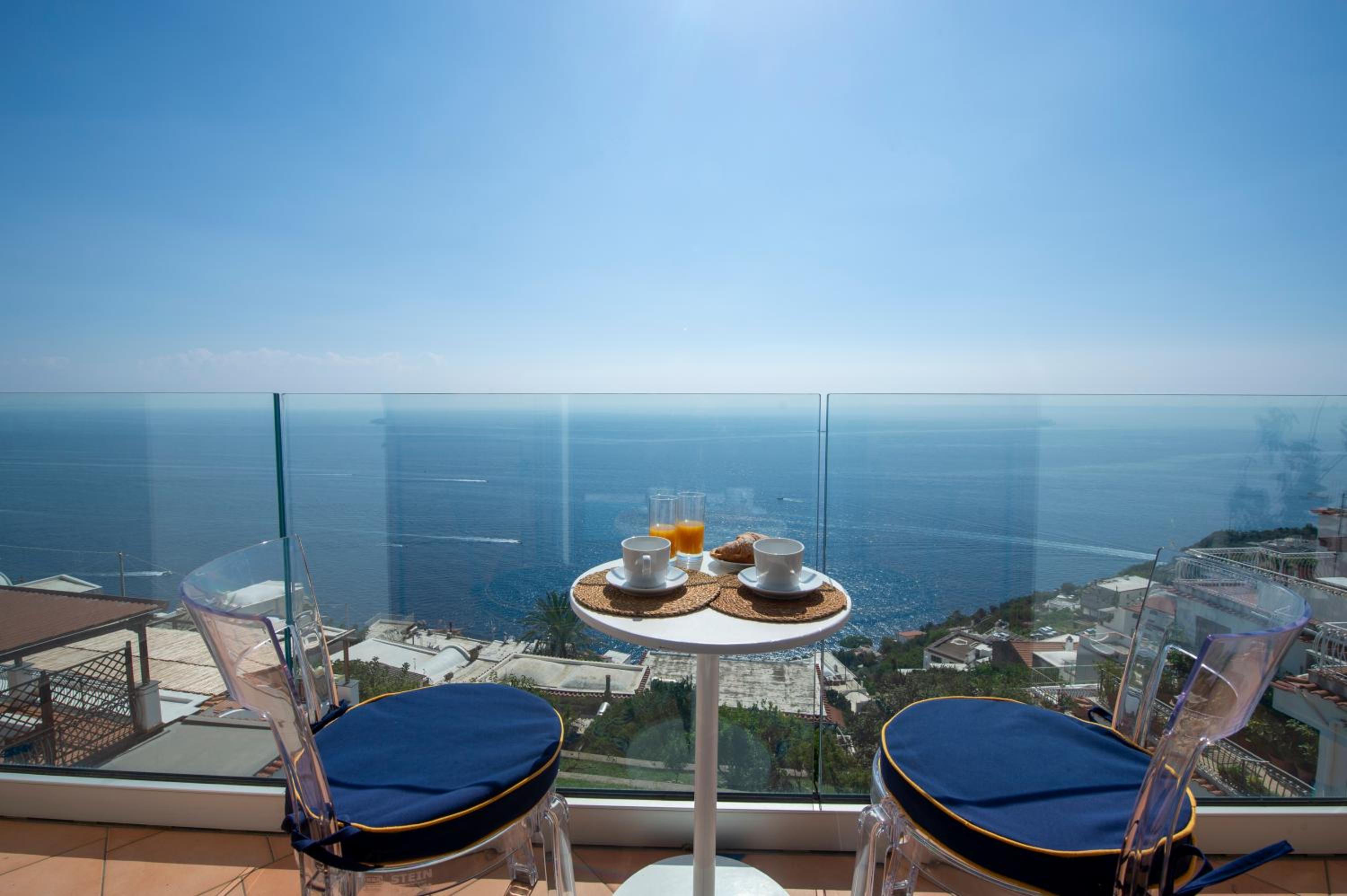 Deluxe Double Room with Balcony and Sea View photo 2