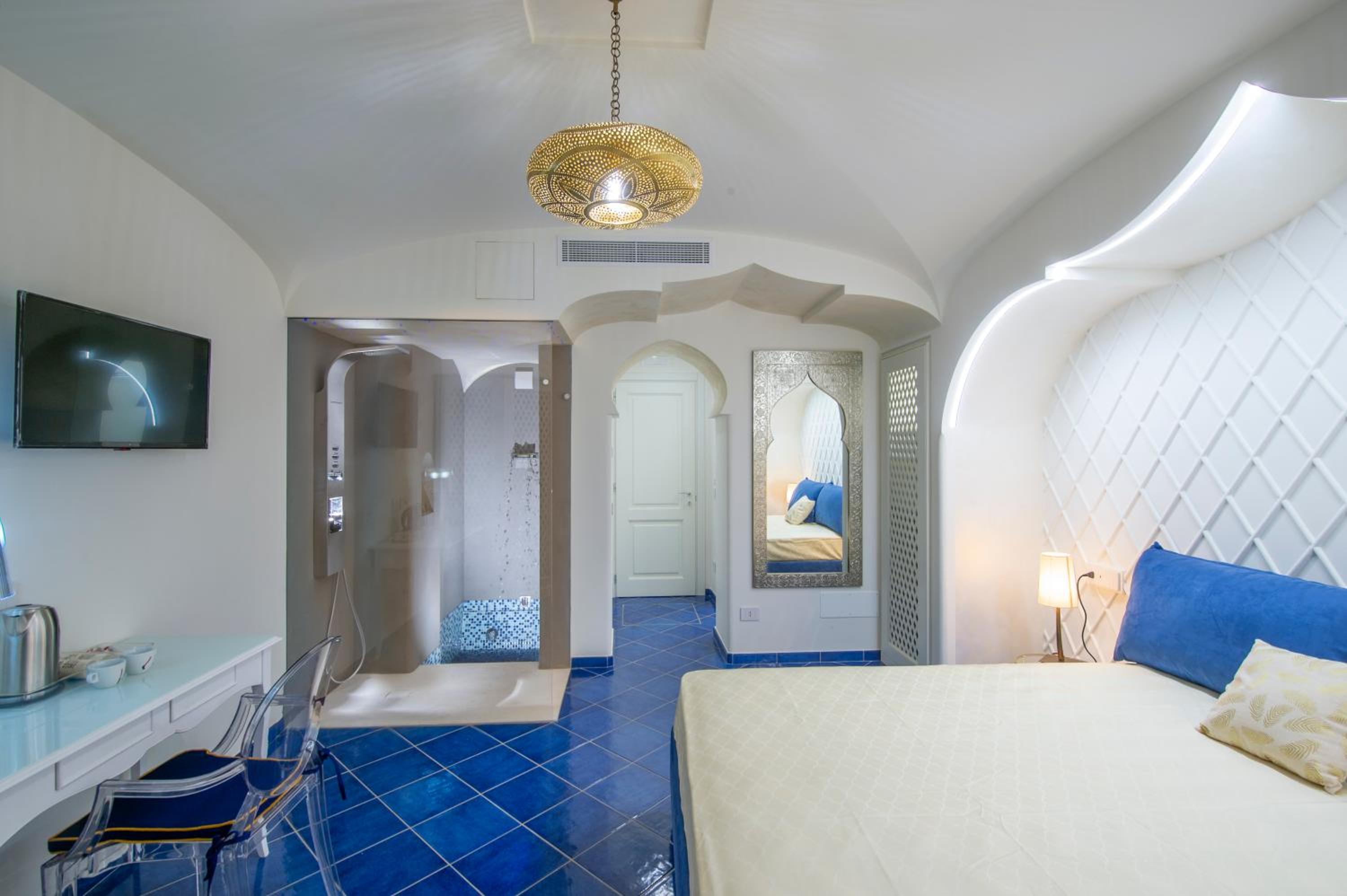Deluxe Double Room with Balcony and Sea View photo 3