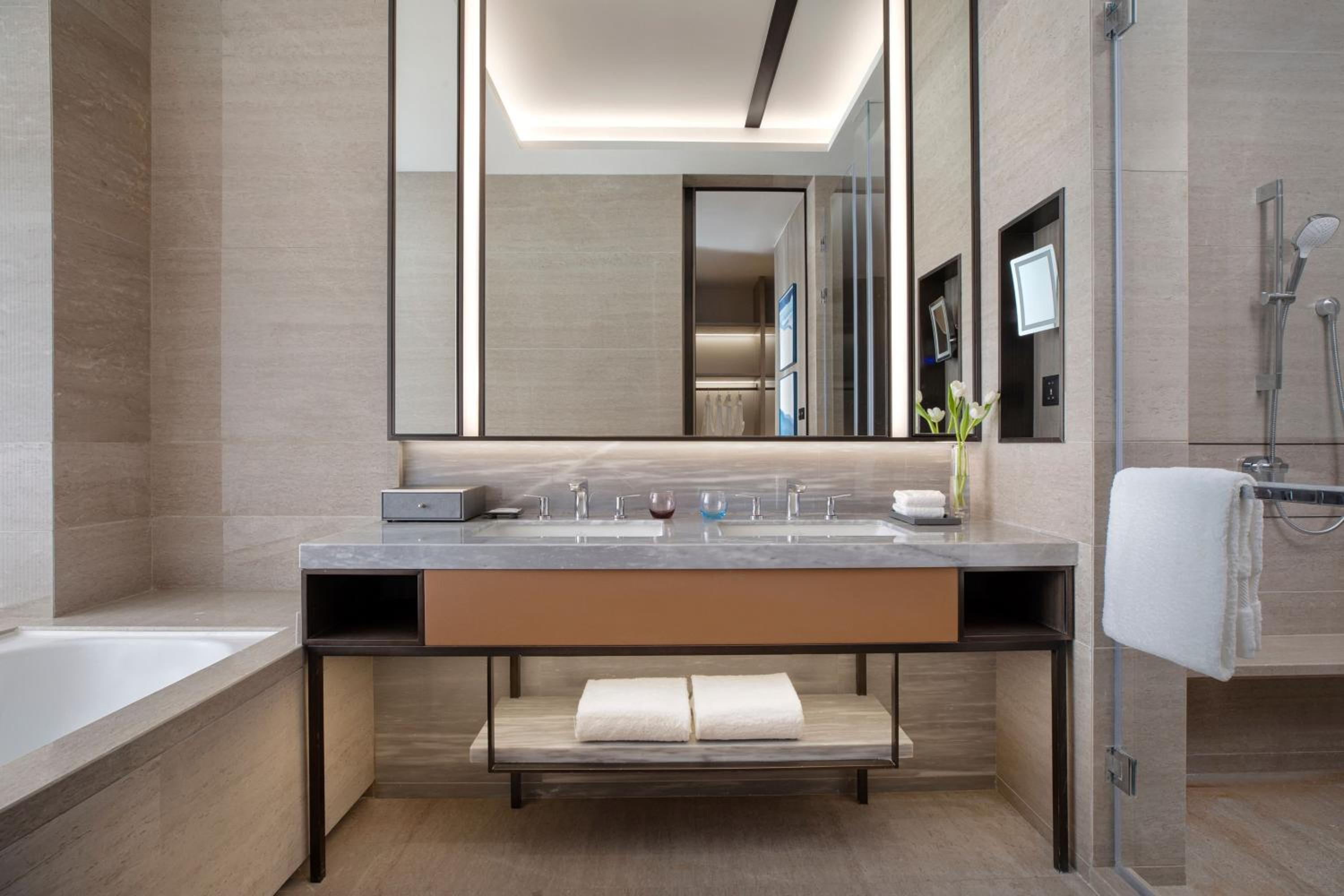 Three-Bedroom Apartment with City View photo 2