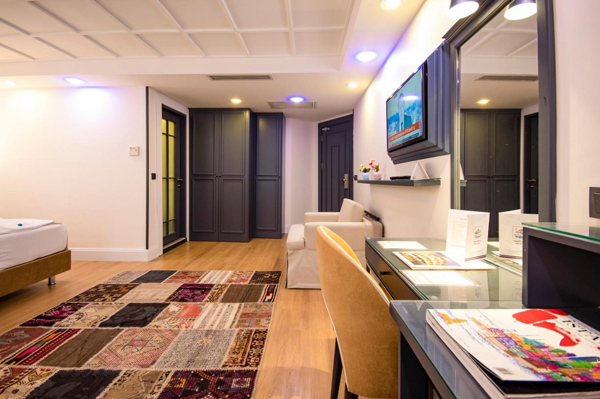 Family Room with sofa bed thumbnail 5