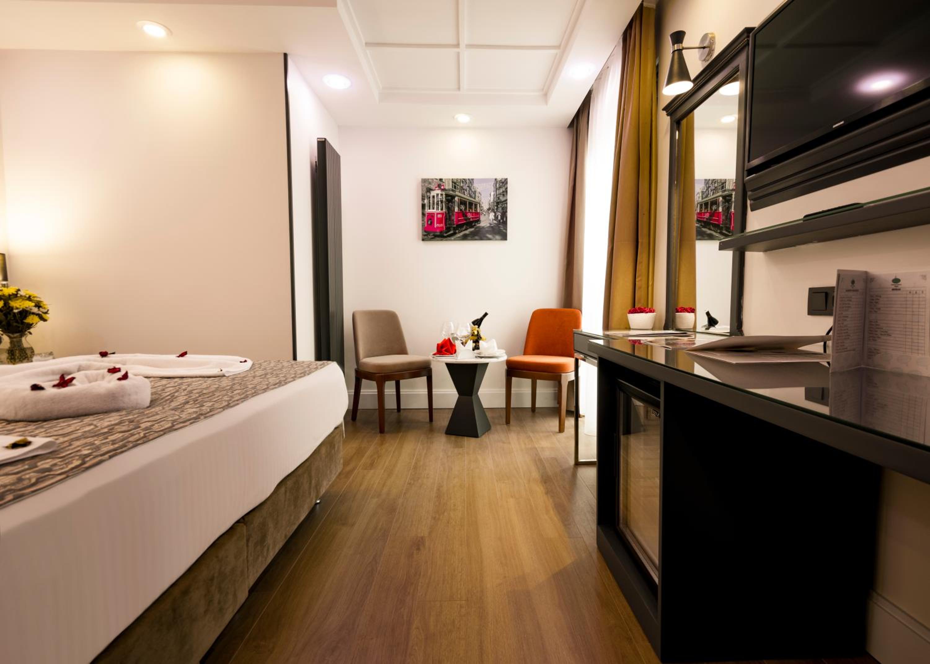 Standard Double Room thumbnail 5