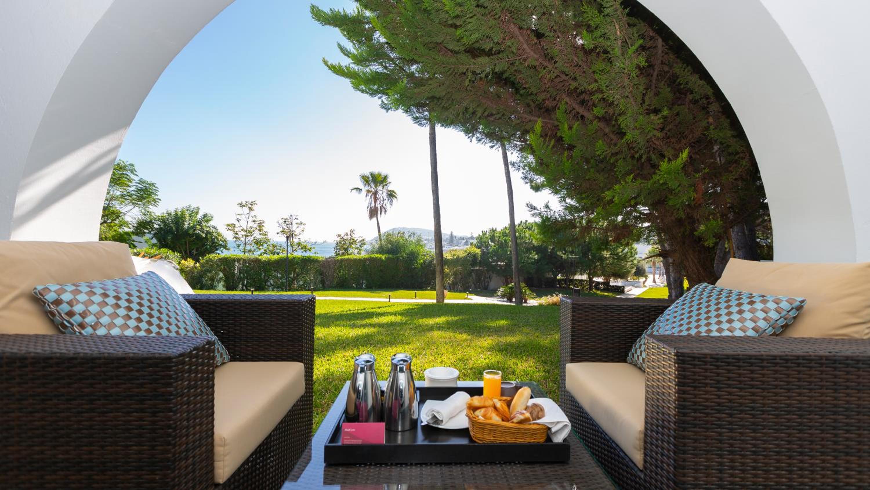 Deluxe King Room with Sea and Pool View - Photo 6