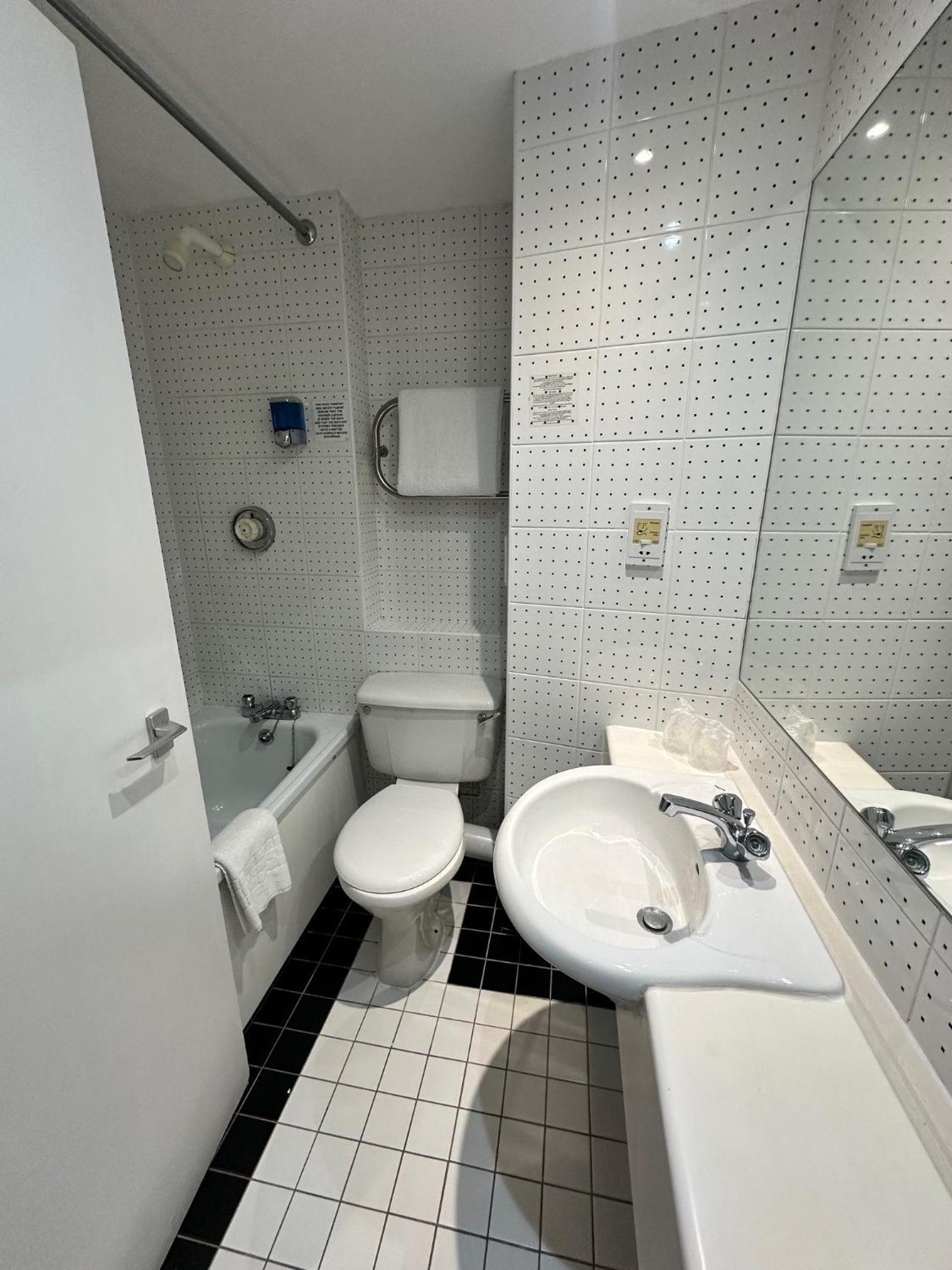 Twin Room - Photo 4