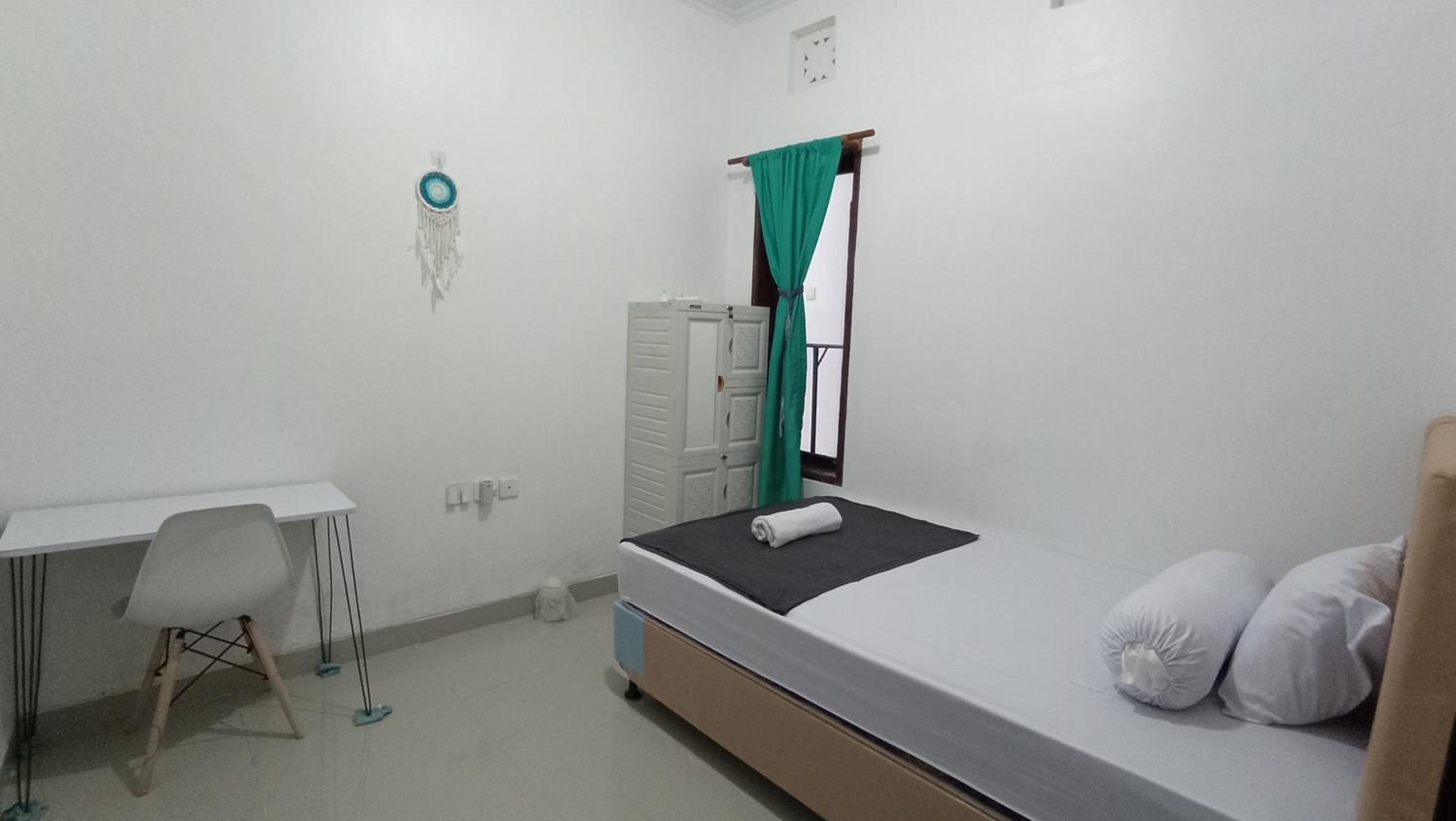 Single Room with Shared Shower and Toilet photo 3