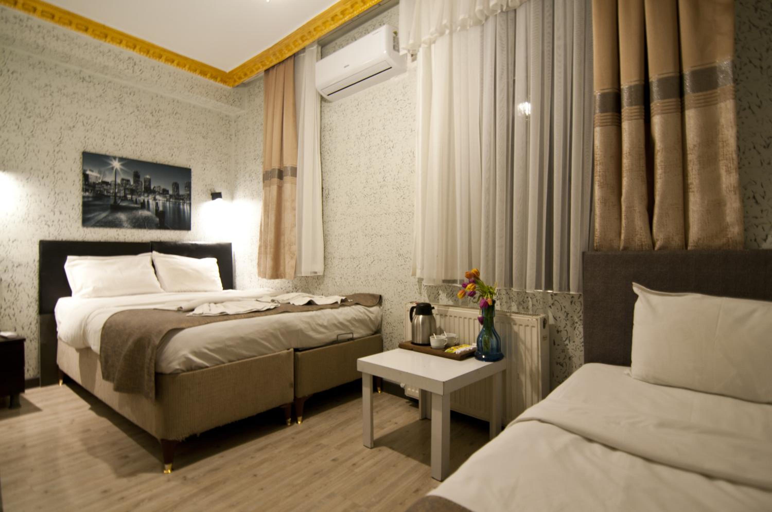 Economy Triple Room photo 3