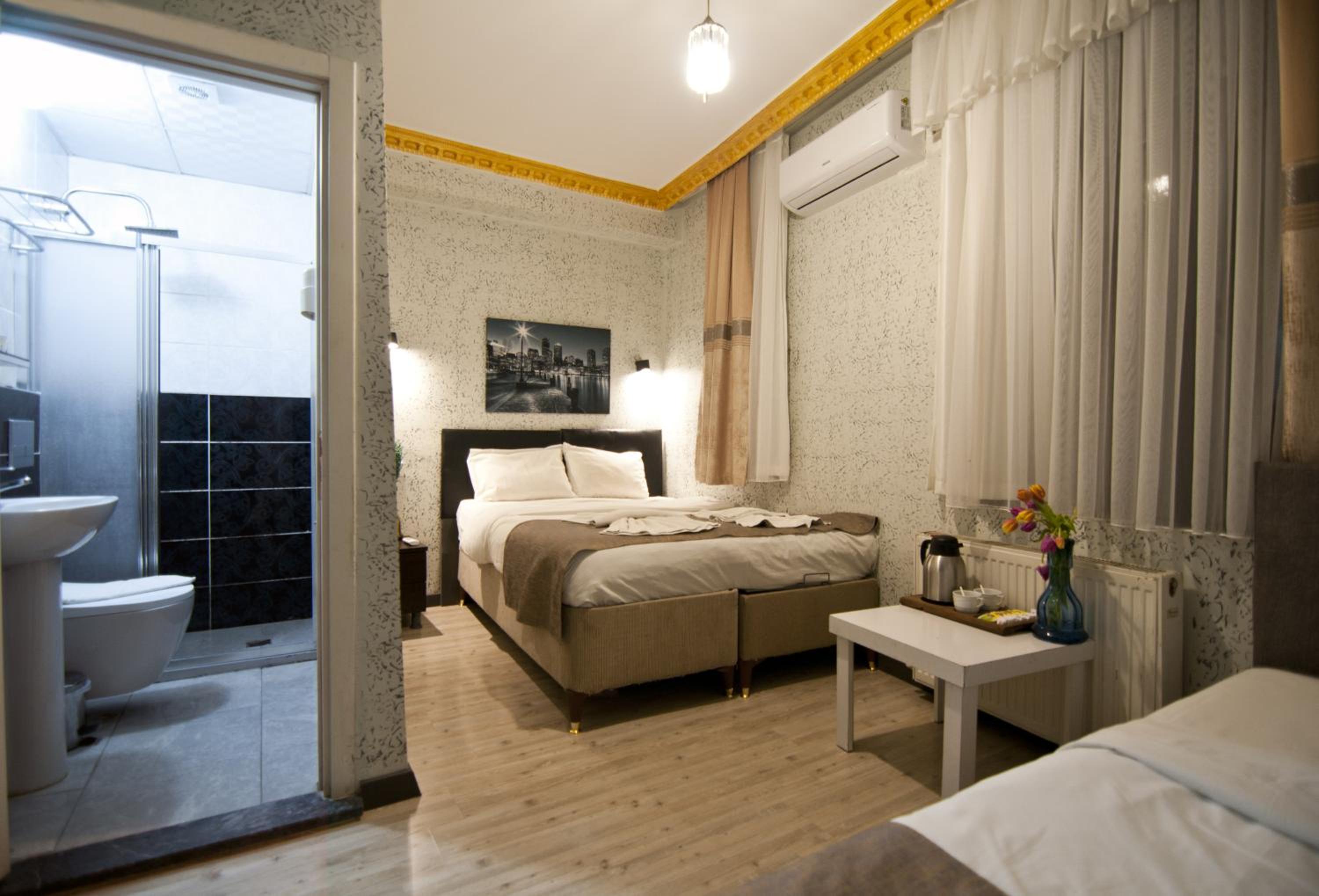 Economy Triple Room photo 1