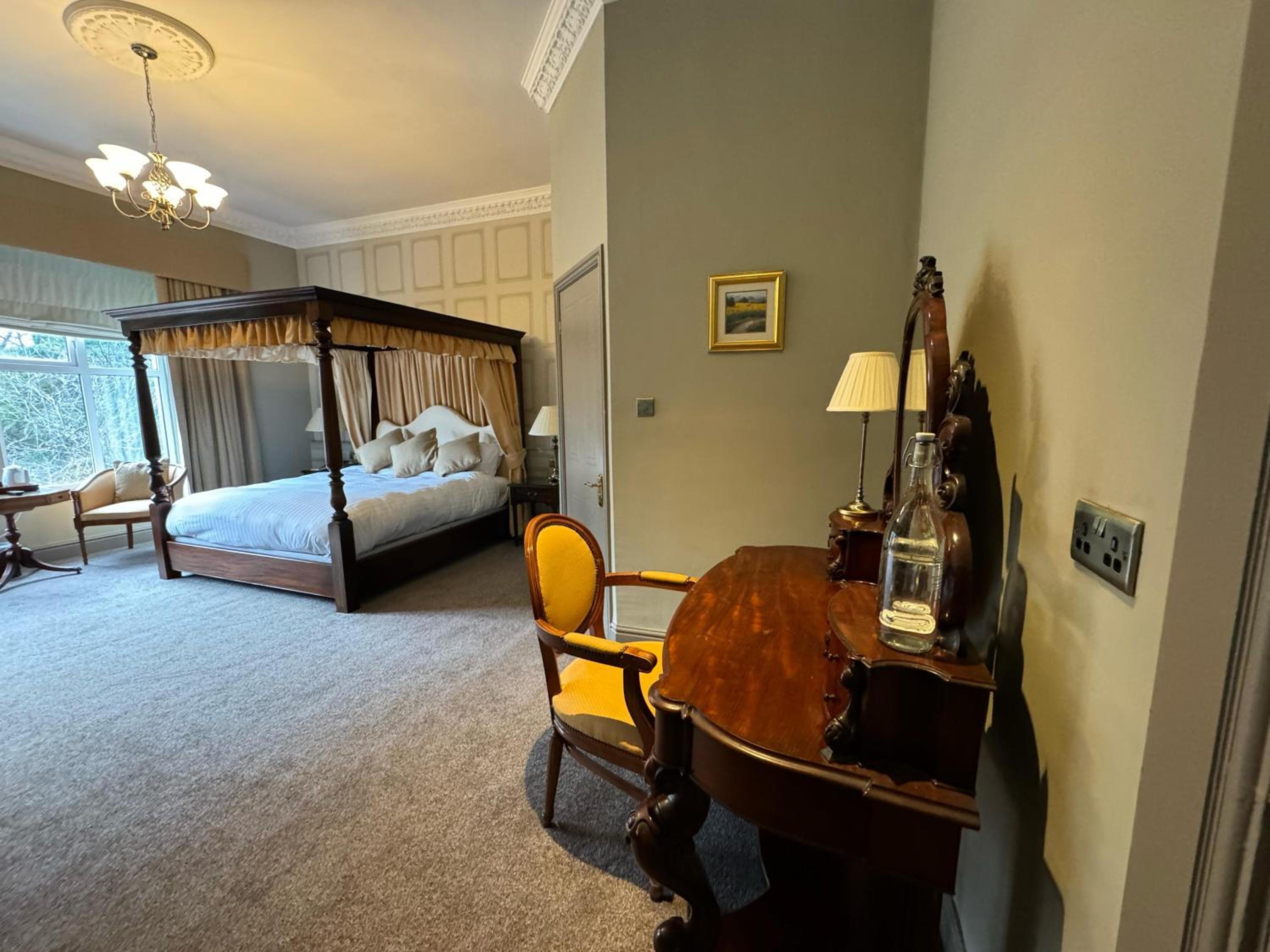 Four Poster Room photo 2