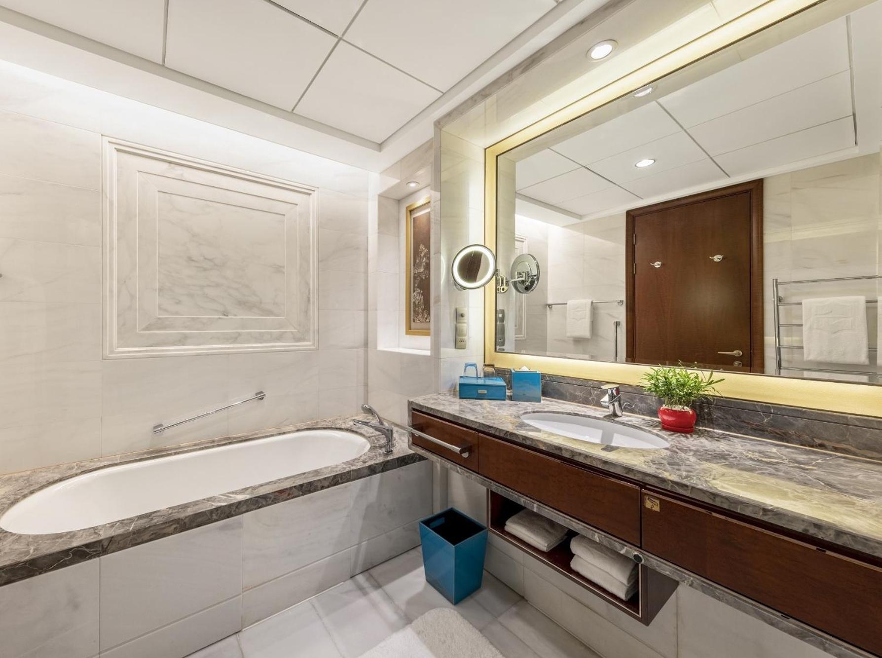 Deluxe King Room with City View photo 3