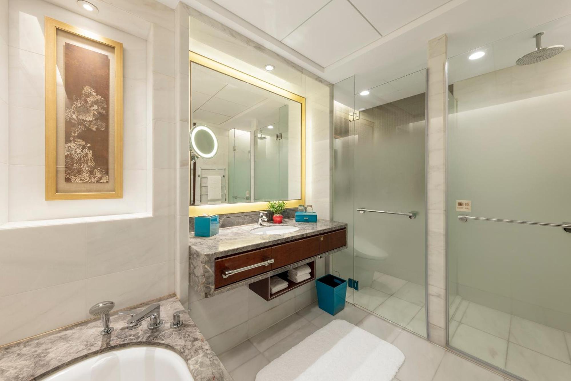 Horizon Deluxe King Room with Lake View and Lounge Access photo 3