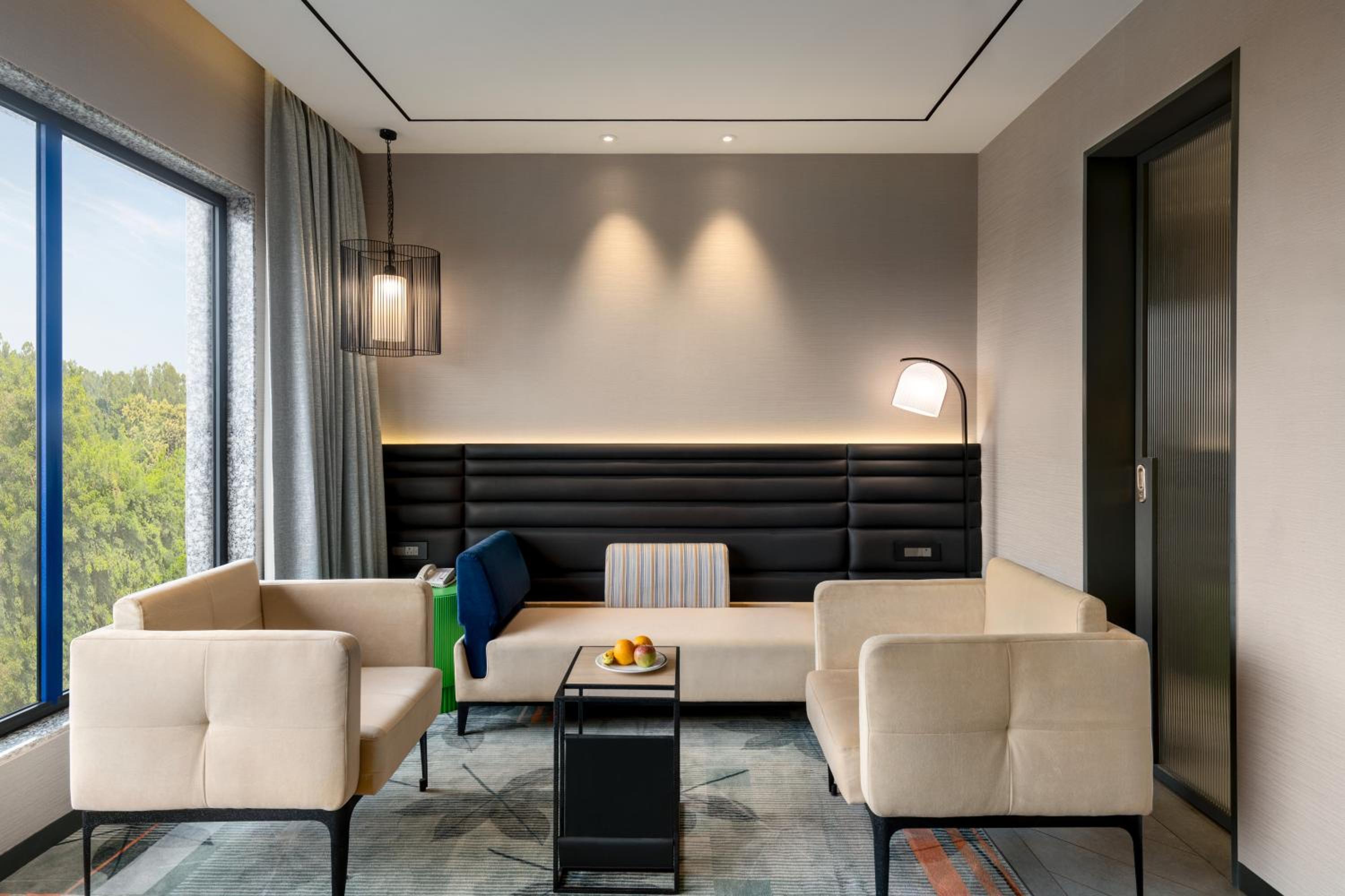 Suite - Photo 1
