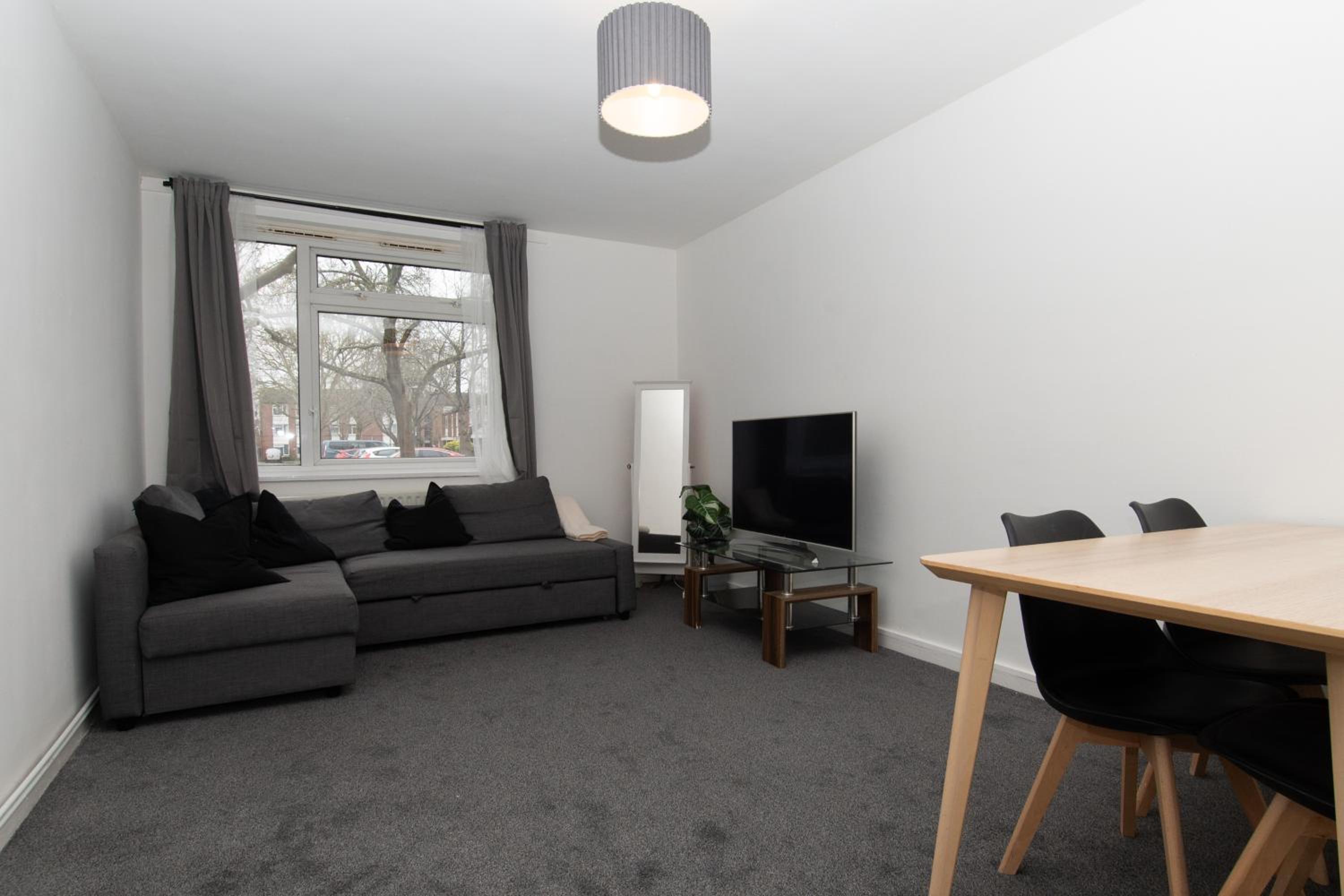 One-Bedroom Apartment photo 1