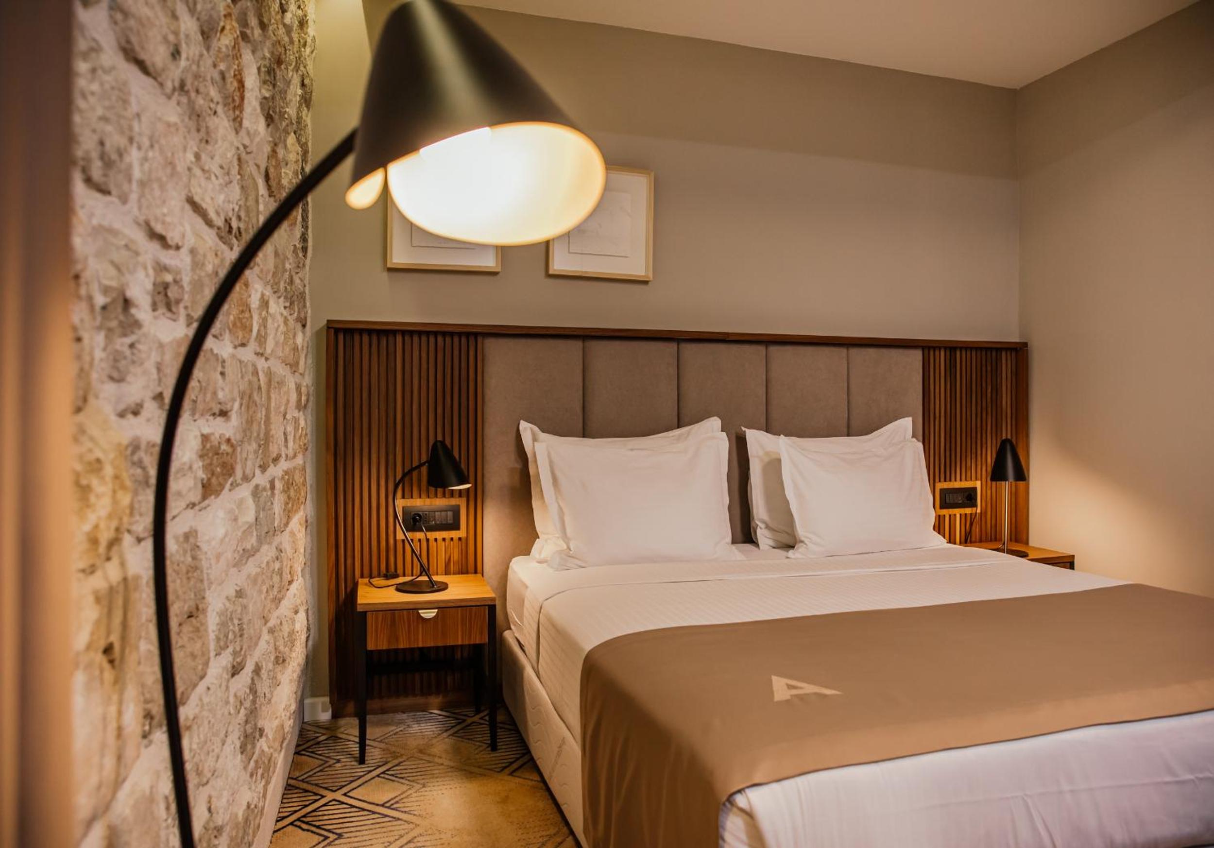 Standard Double or Twin Room - Photo 9
