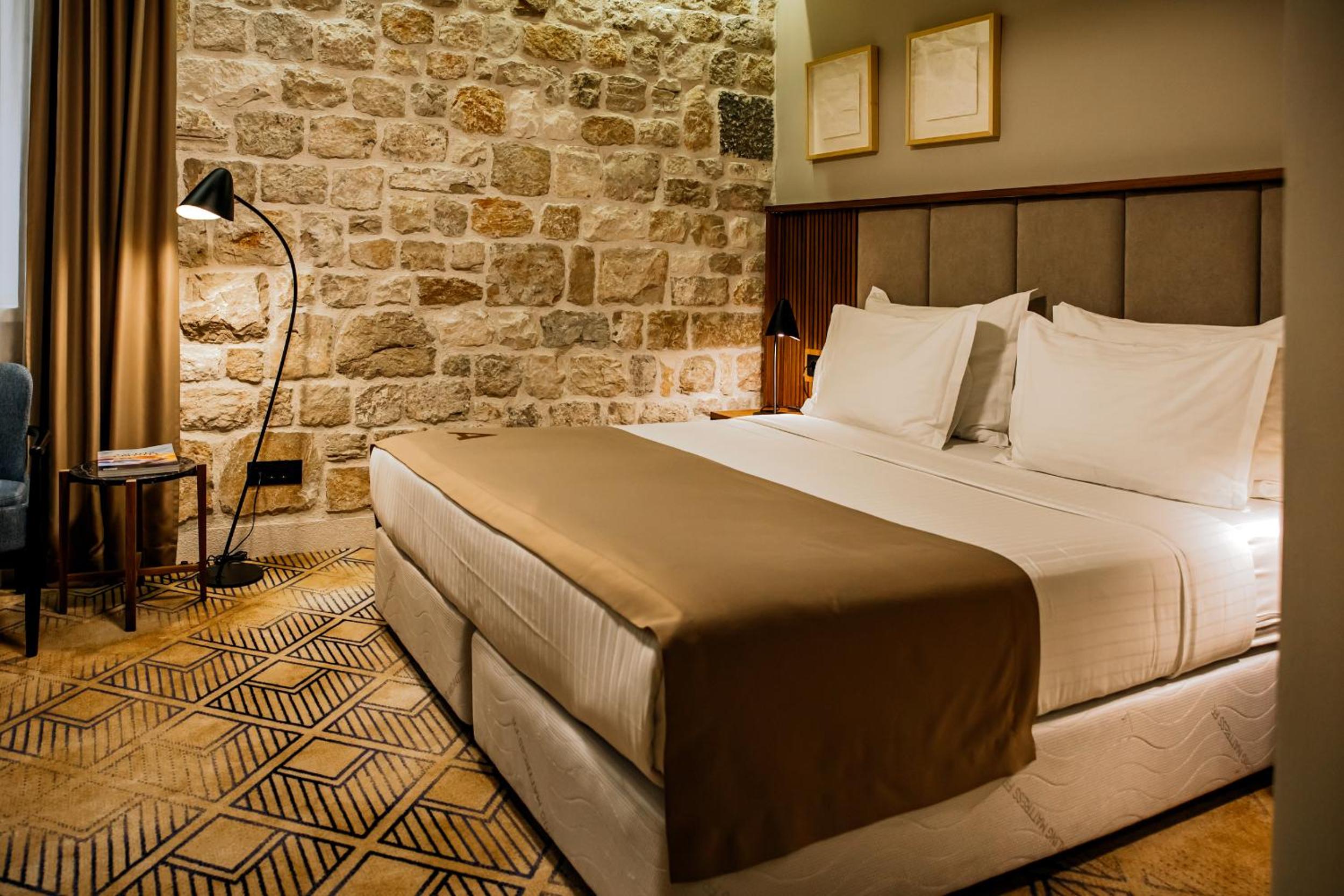Standard Double or Twin Room - Photo 8