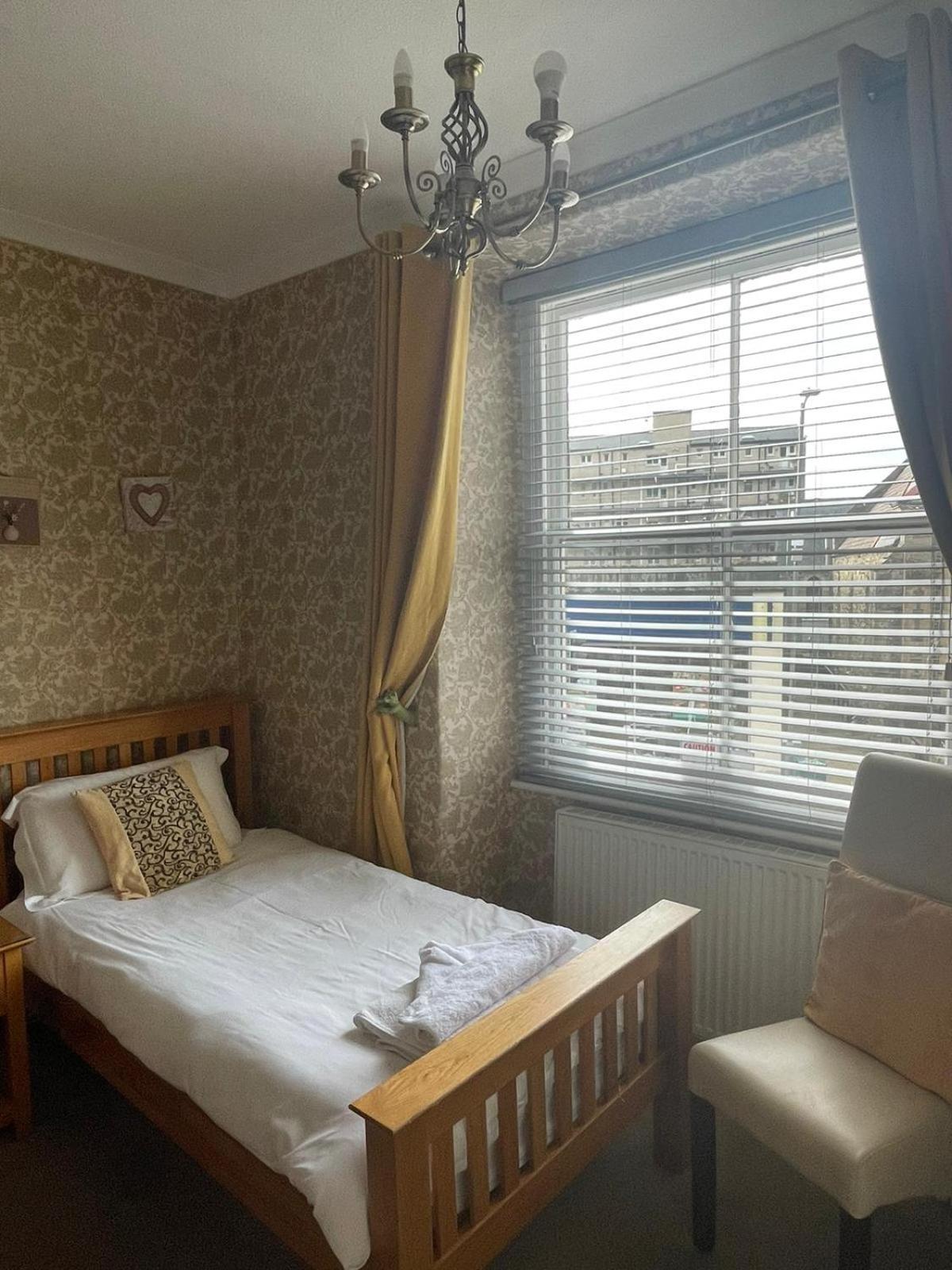 Twin Room - Photo 1