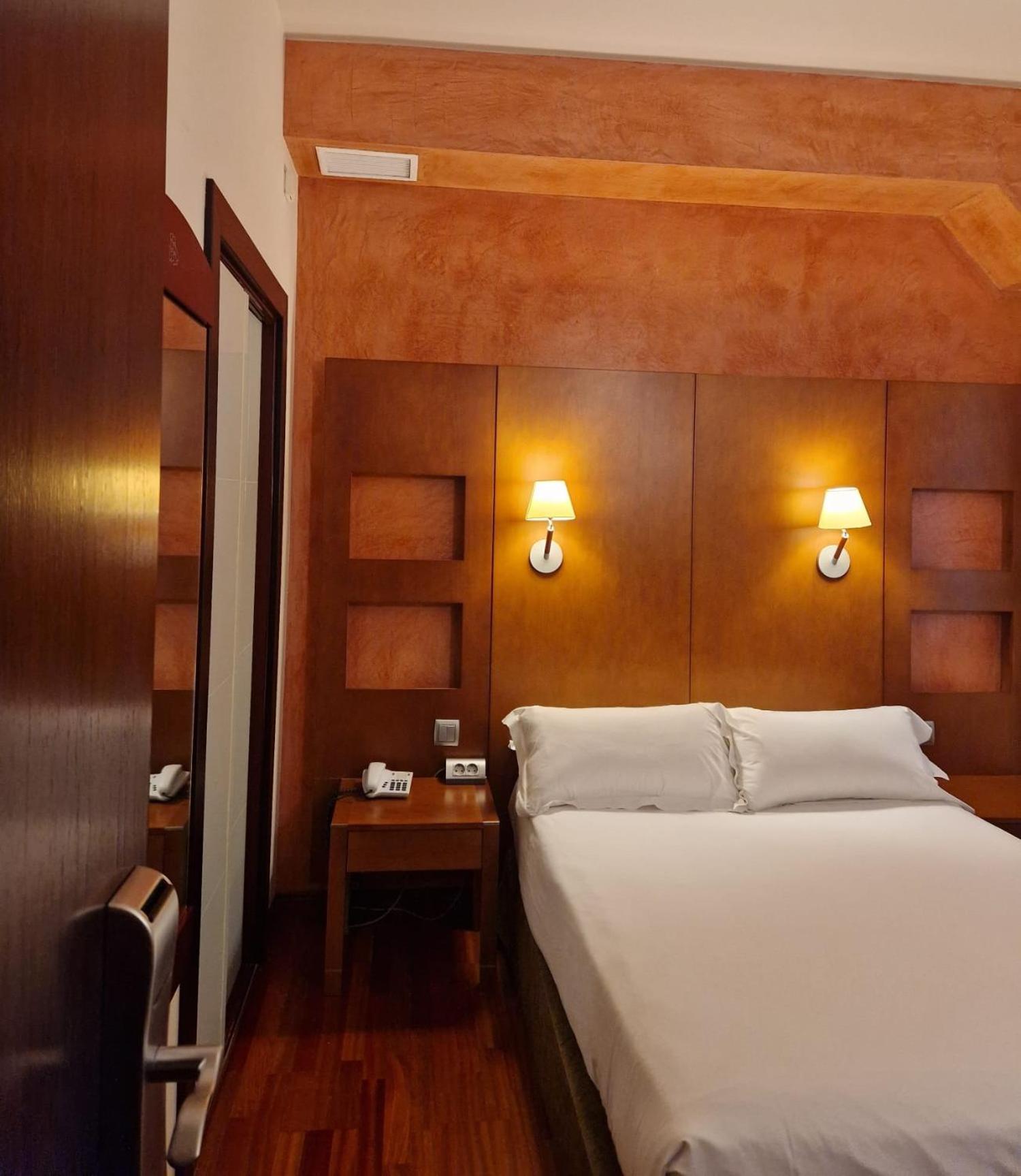 Basic Single Room - Photo 1