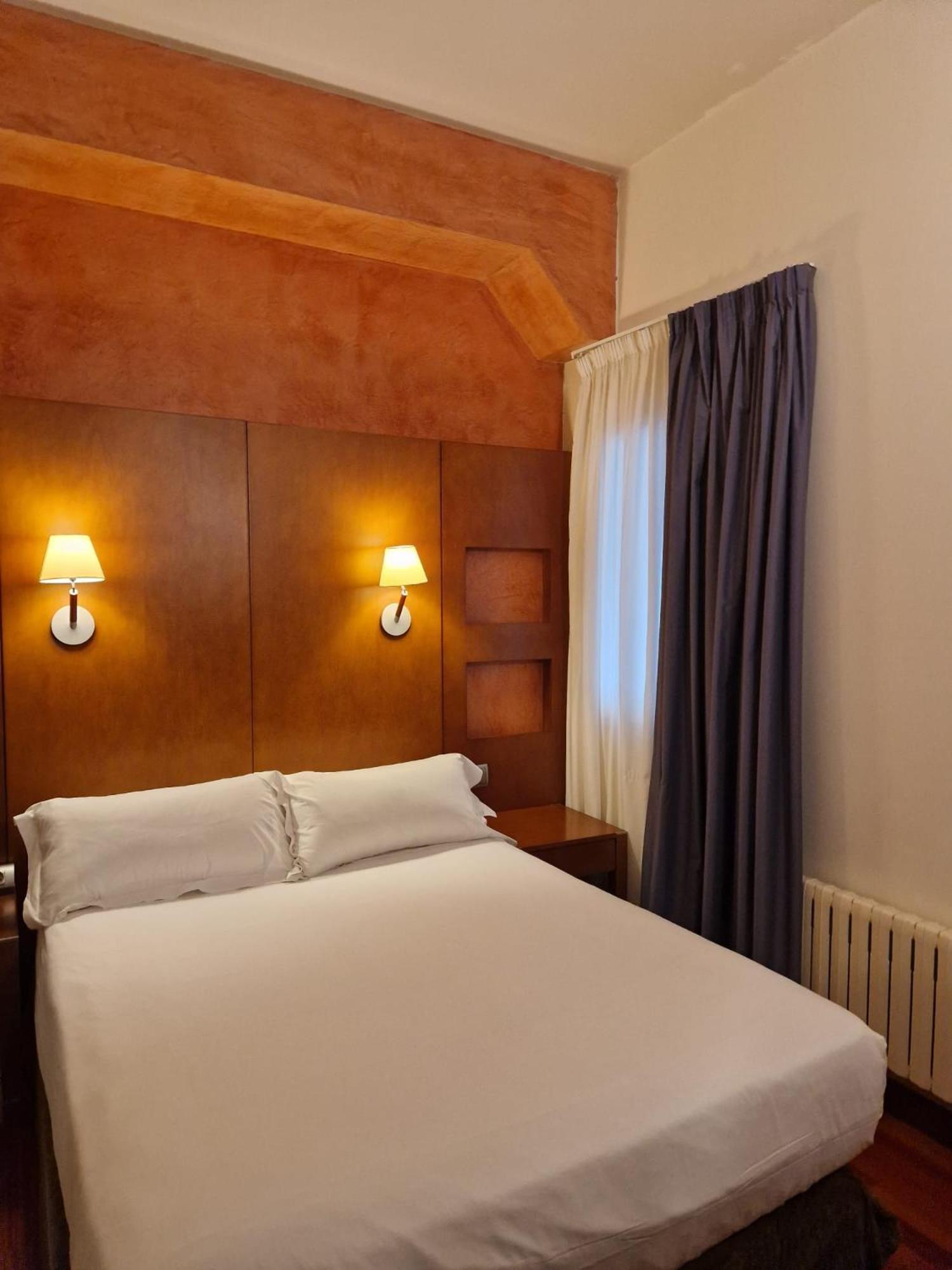 Basic Single Room - Photo 2