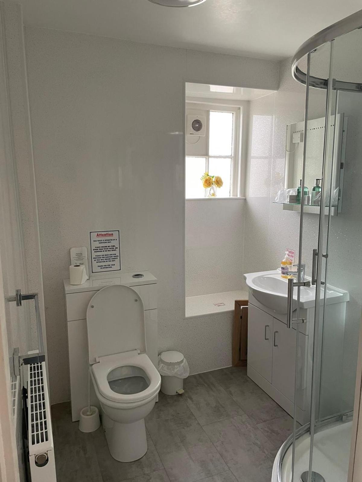 Double Room - Photo 8