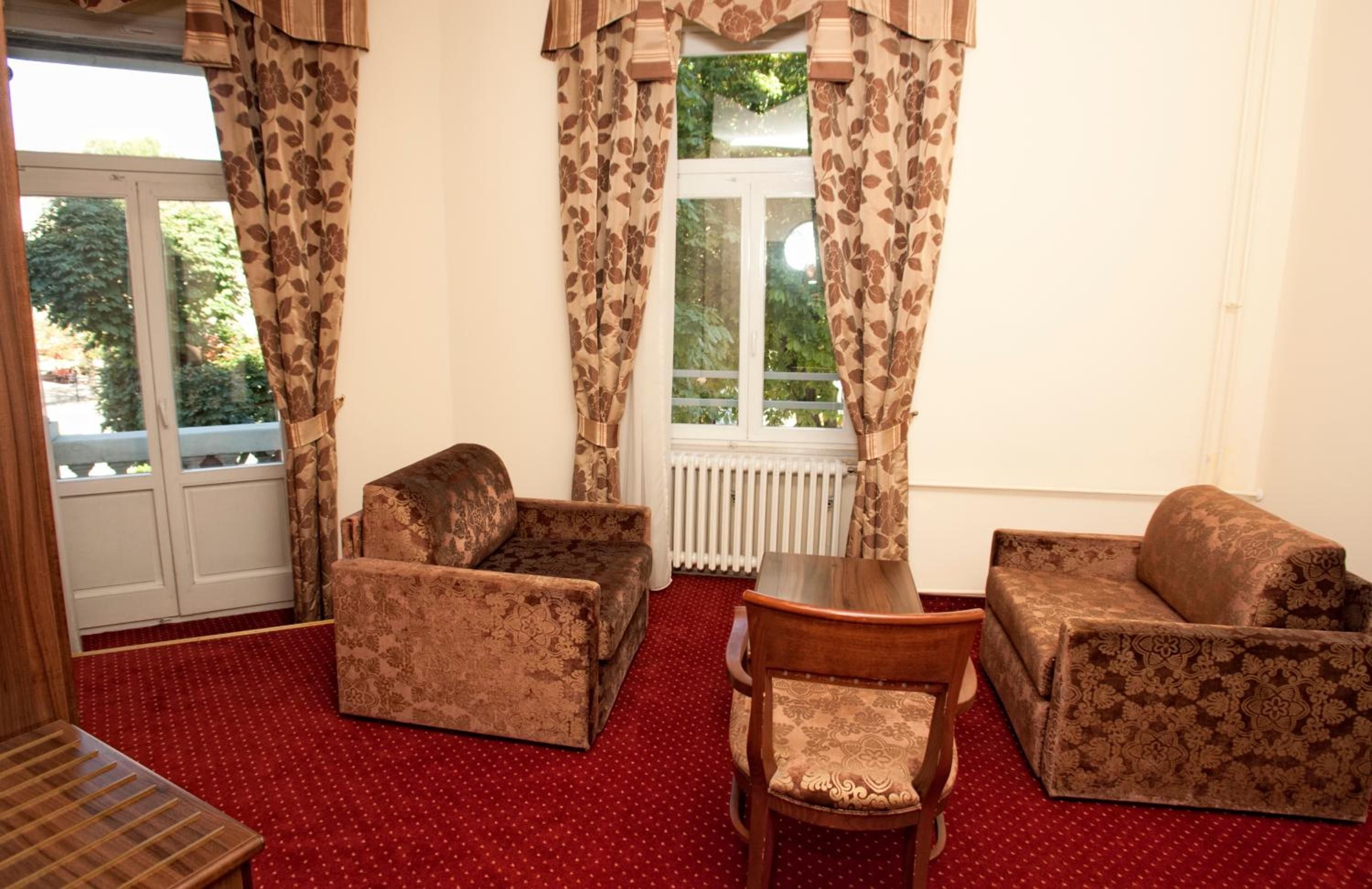 Suite - Photo 1