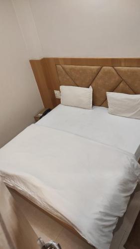 Deluxe Double Room (2 Adults + 1 Child)