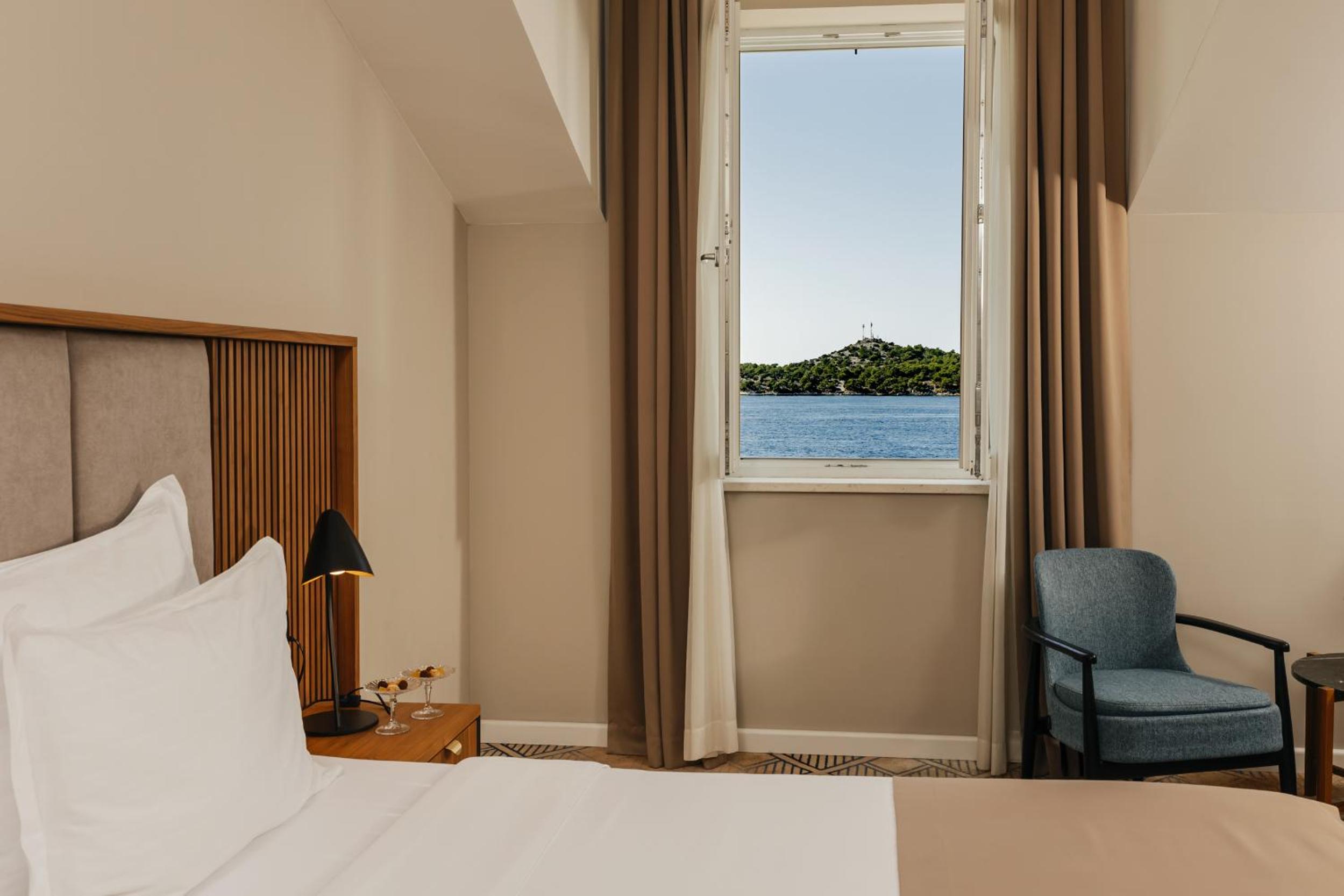 Deluxe Double or Twin Room with Sea View - Photo 1