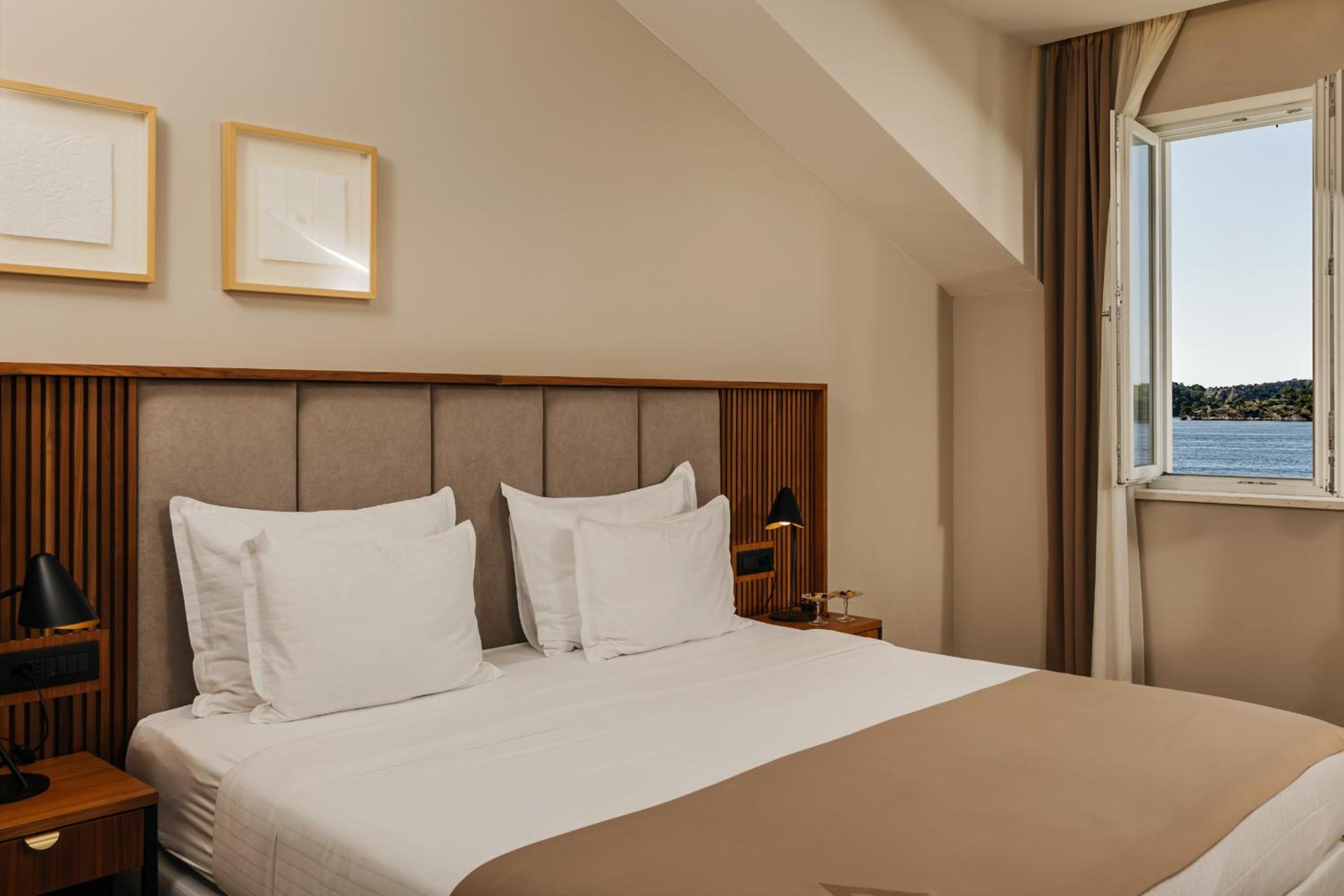 Deluxe Double or Twin Room with Sea View - Photo 11