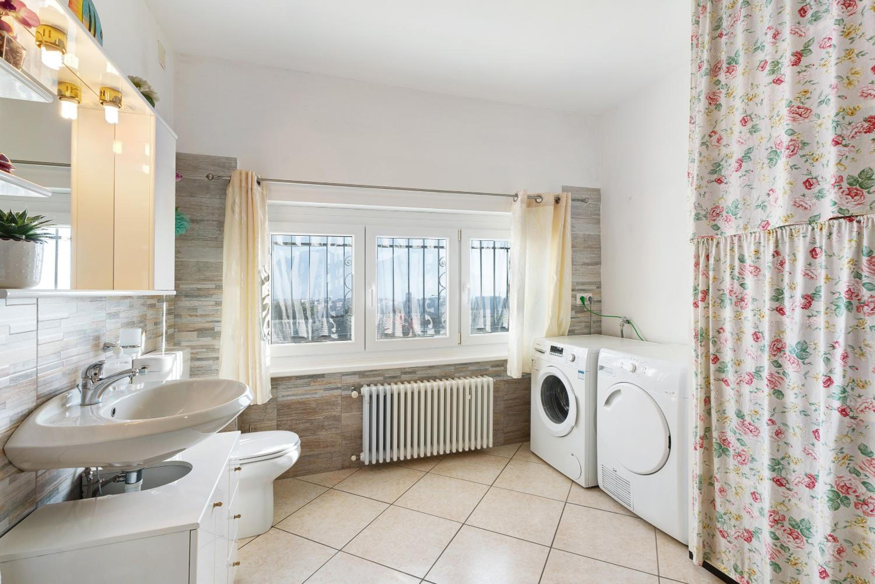 One-Bedroom Apartment with Lake View photo 3