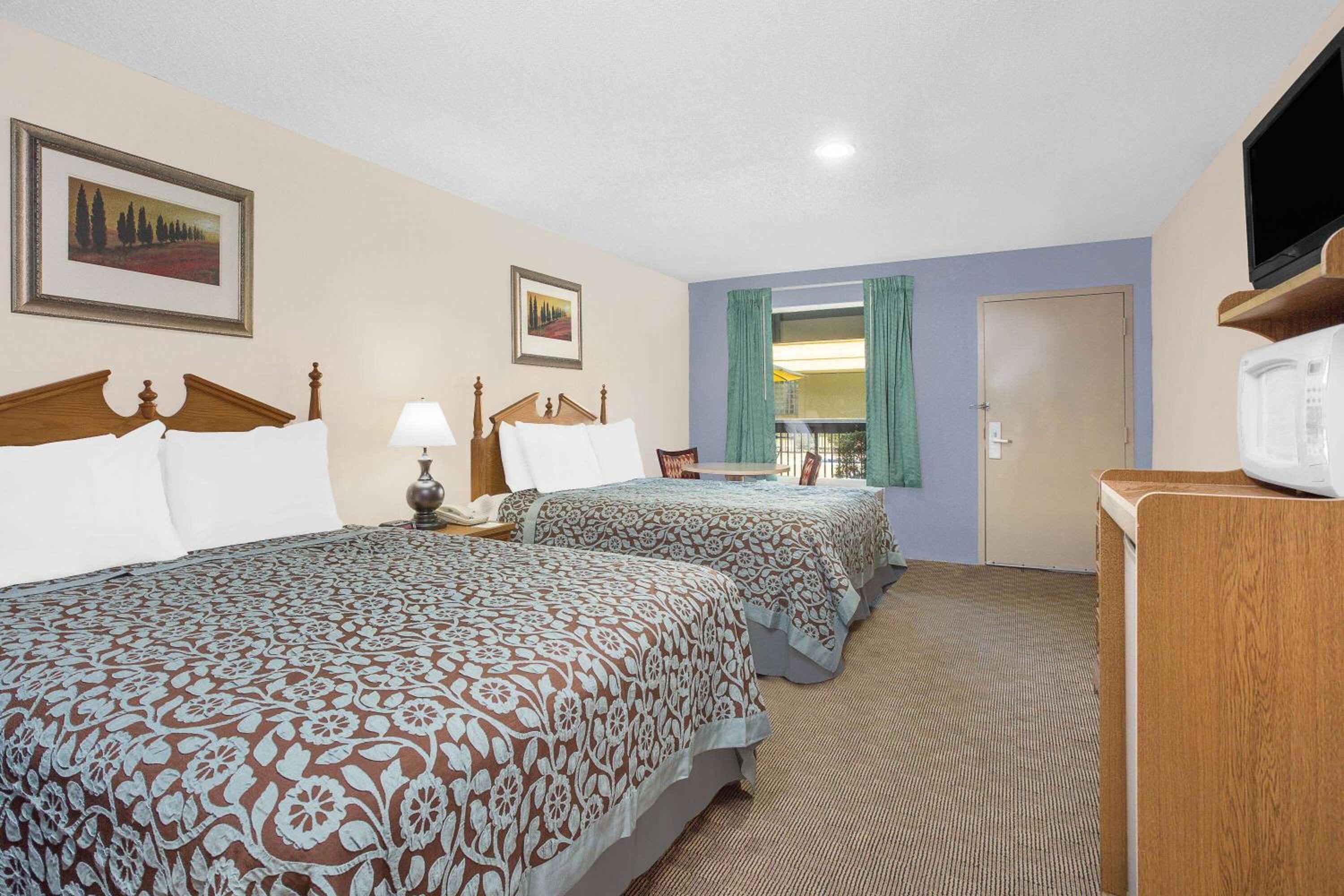Double Room with Two Double Beds - Smoking photo 1