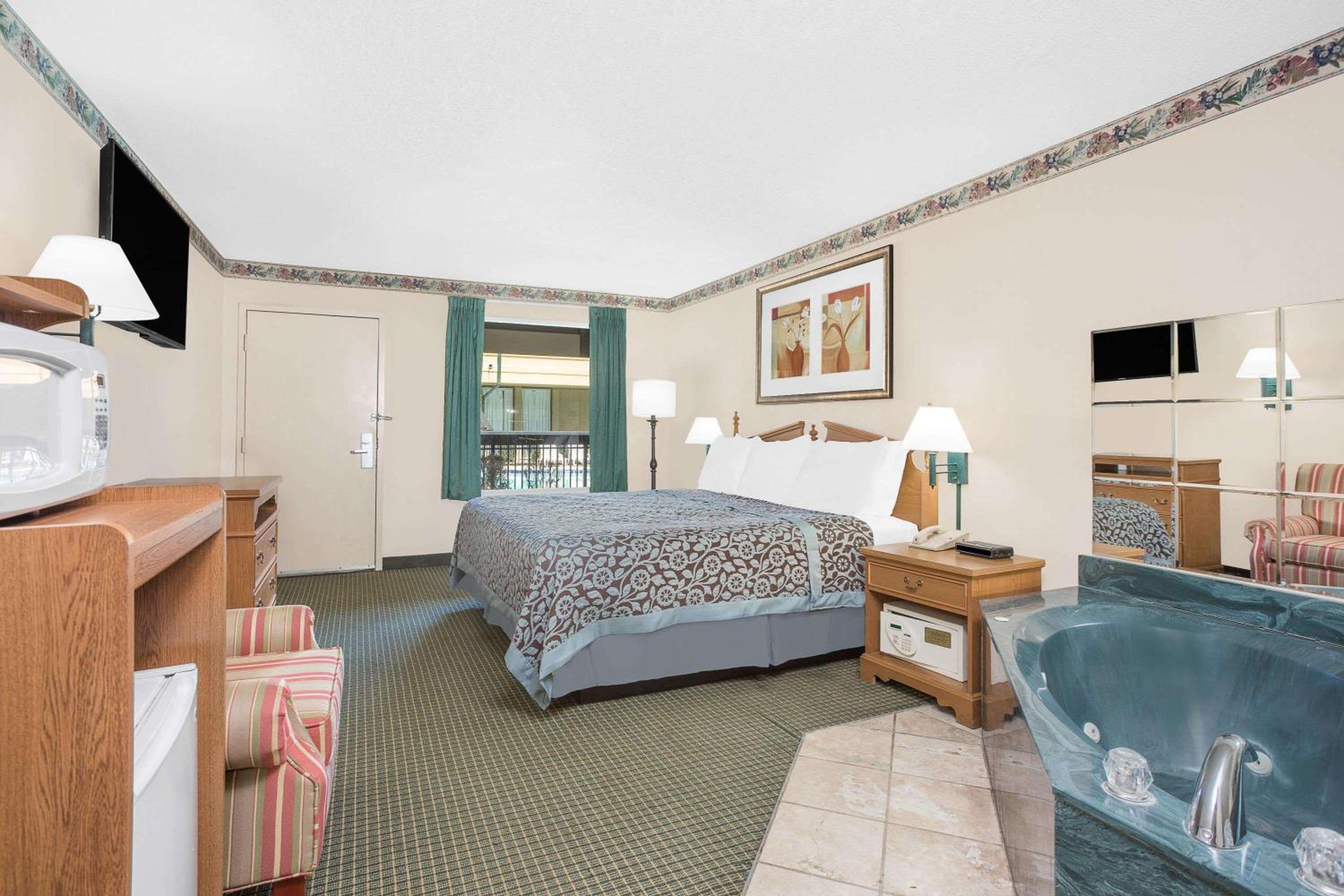 Deluxe King Room - Non-Smoking