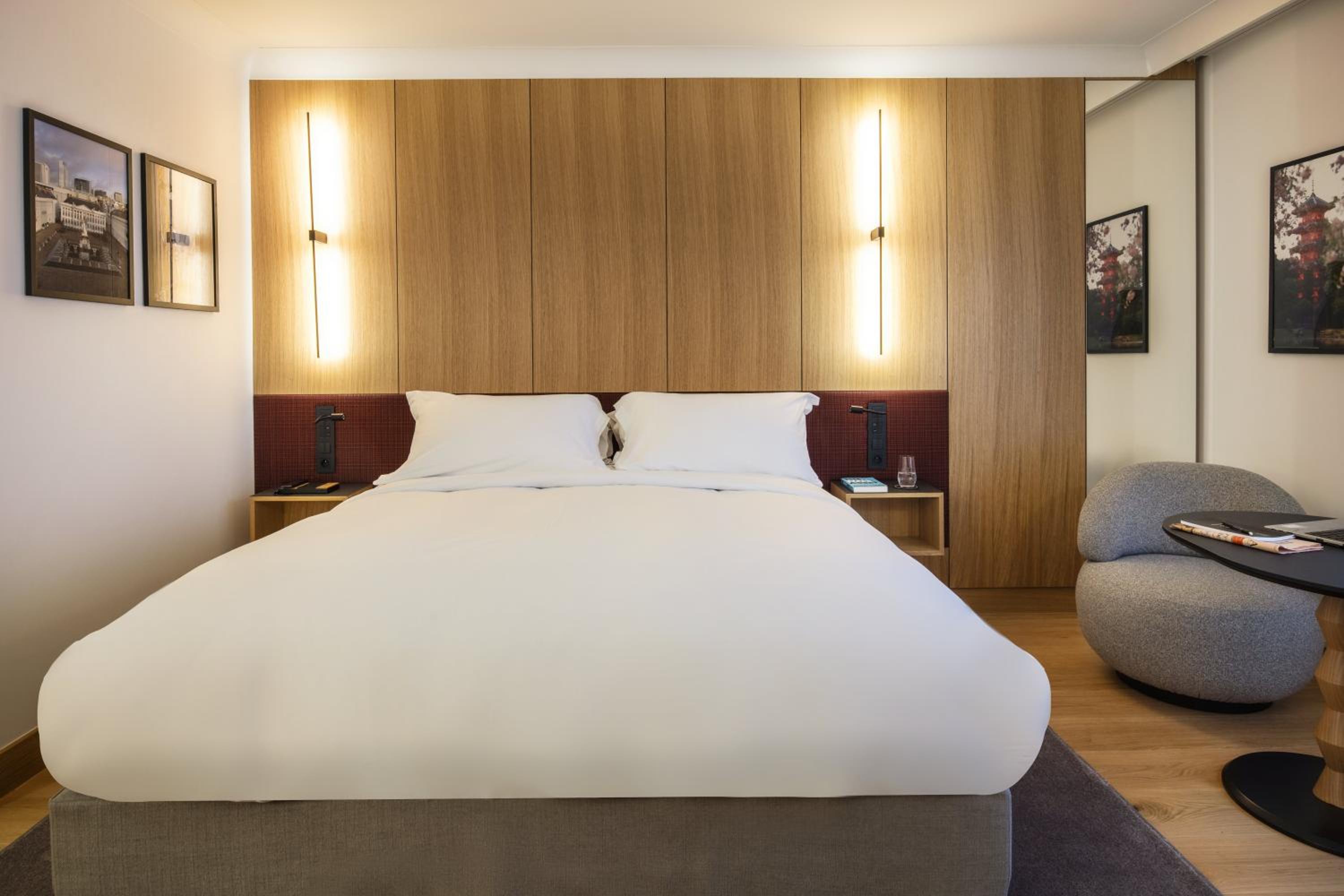 Superior King Room with City View - Photo 5