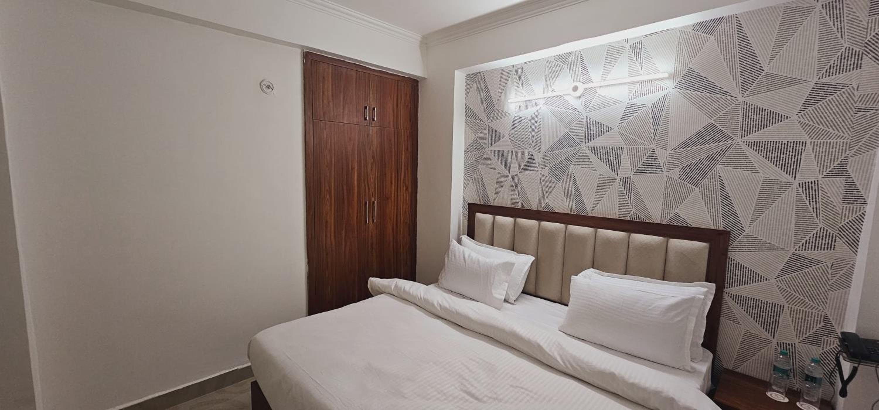 One-Bedroom Apartment with Balcony and City View - Photo 12