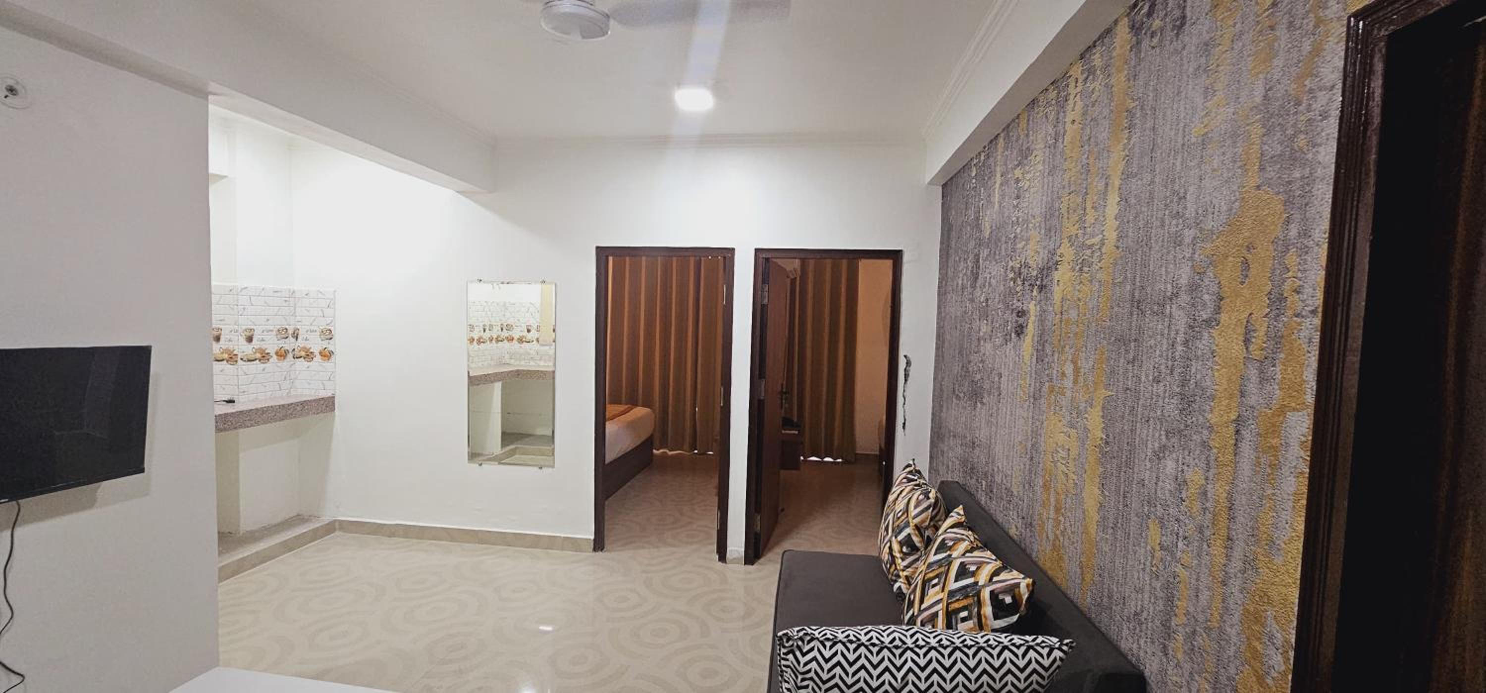 Two-Bedroom Apartment with City View - Photo 11